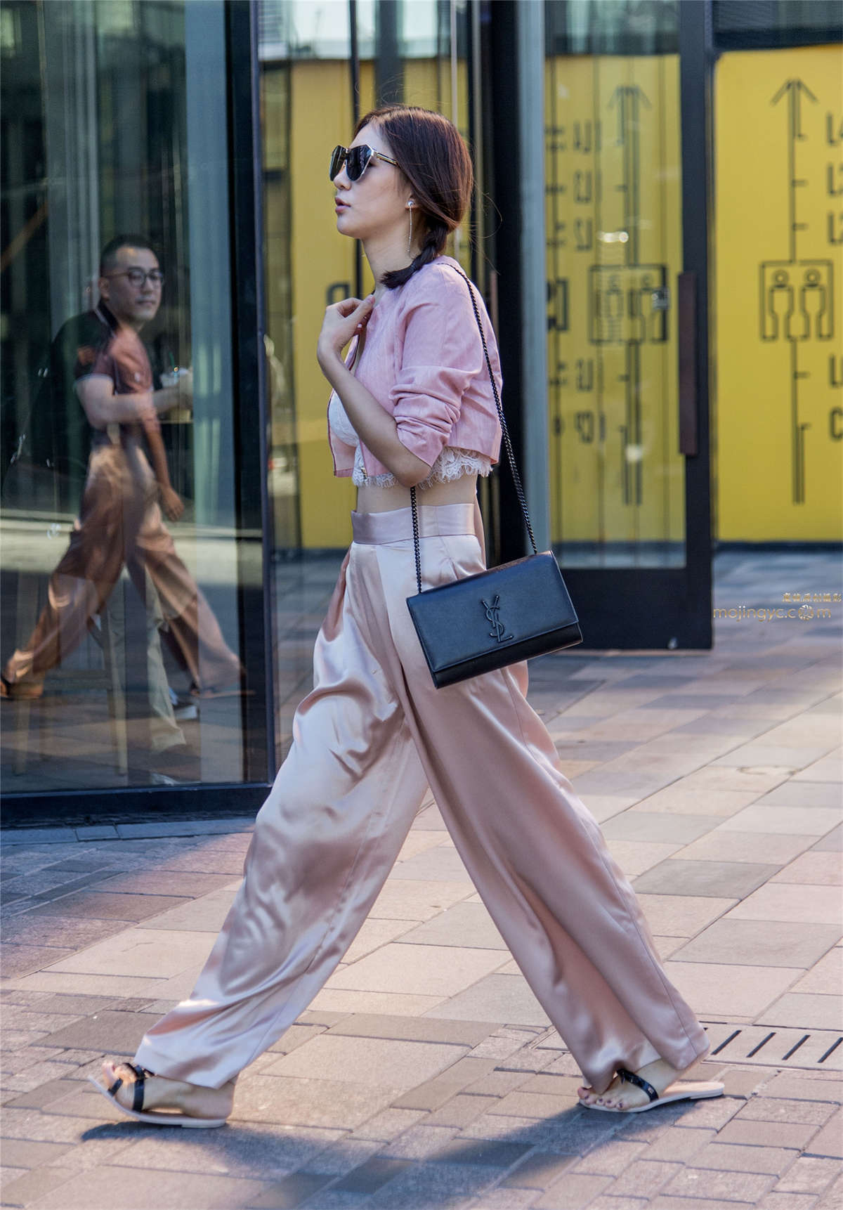 图片[2]-光影下的美女，肚脐美胸裸露显性感-日更街拍