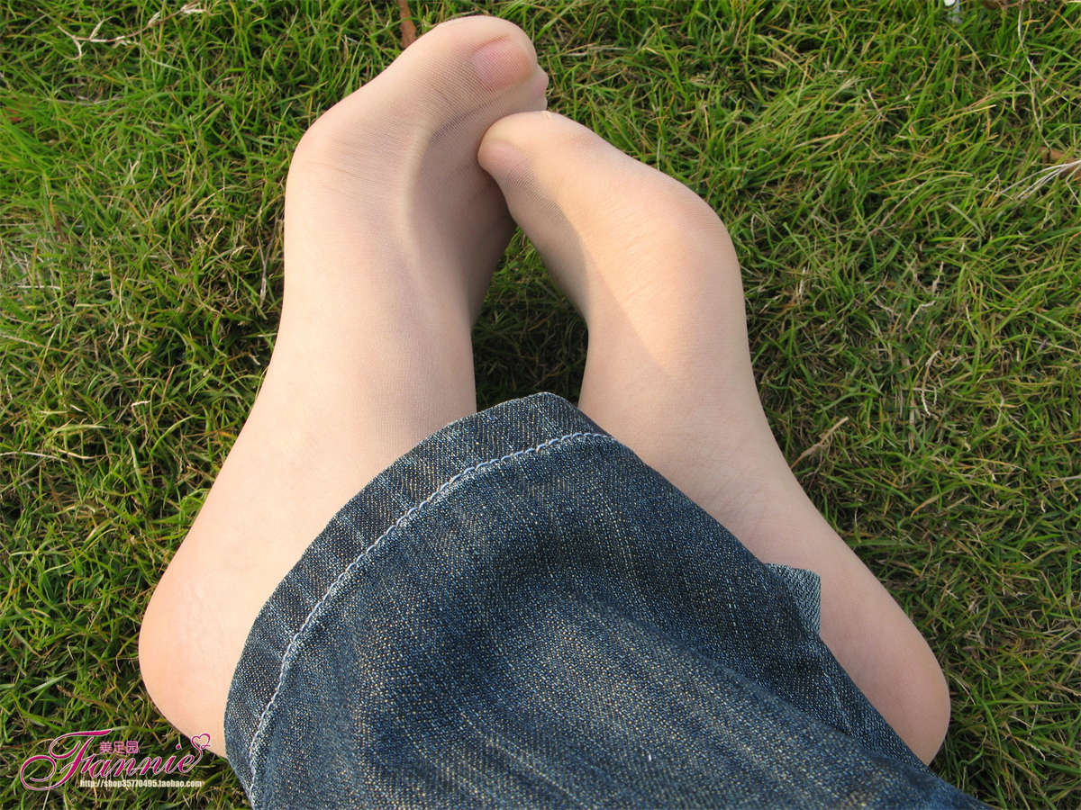 Fannie芬妮美足园NO.641 窃窃丝语肉丝-日更街拍