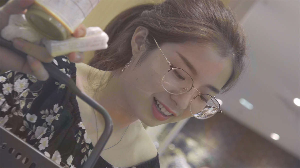 气质极佳的带眼镜的女神小姐姐-日更街拍