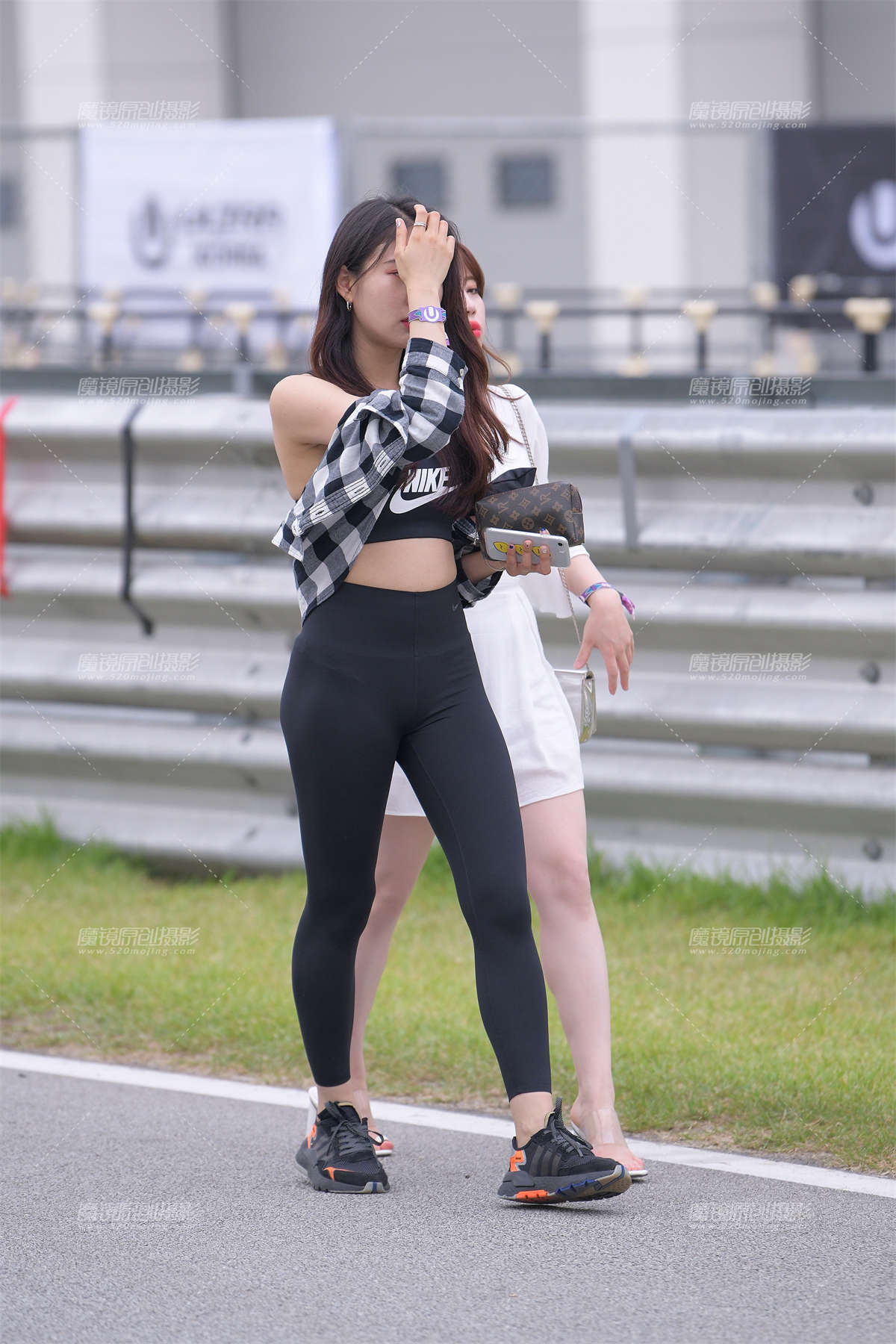 紧身黑色瑜伽裤美女-日更街拍