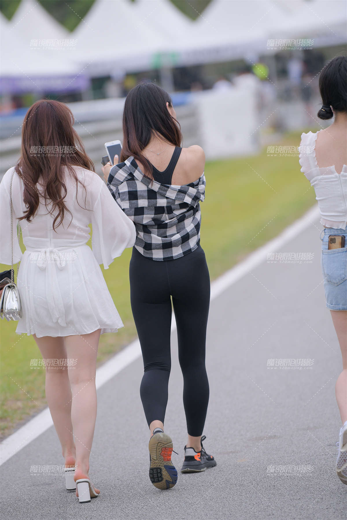 图片[2]-紧身黑色瑜伽裤美女-日更街拍