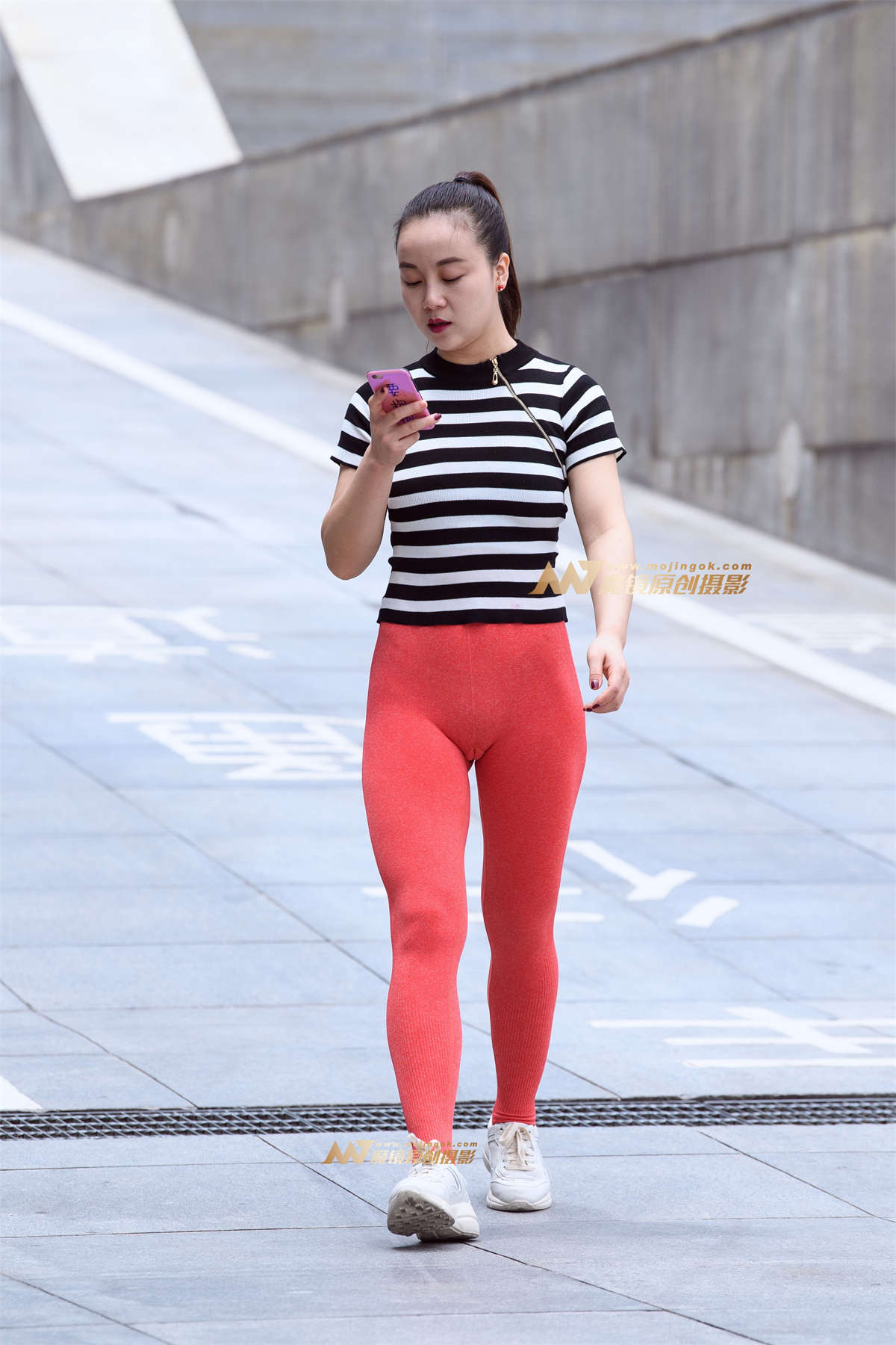 【久久赛帖】红色紧身裤翘臀-日更街拍