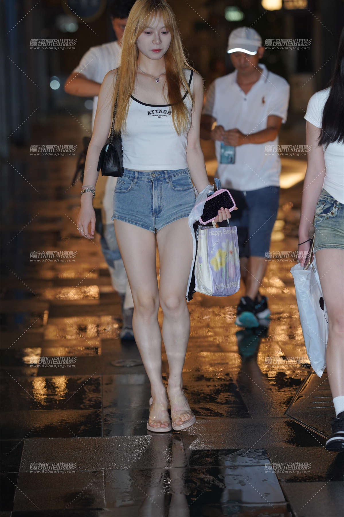 热裤长腿mm-日更街拍