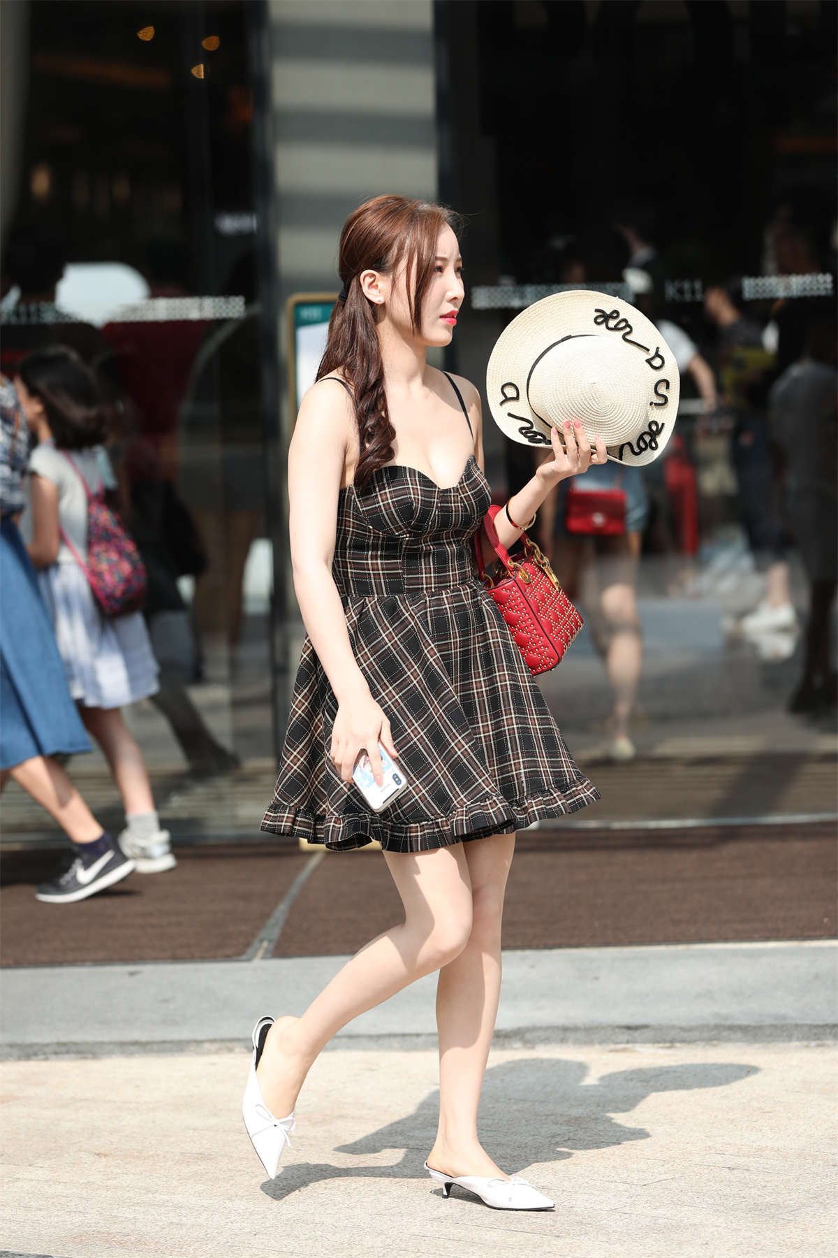 【辉辉赛贴-第十二贴】格子连衣裙胸前一抹白-日更街拍