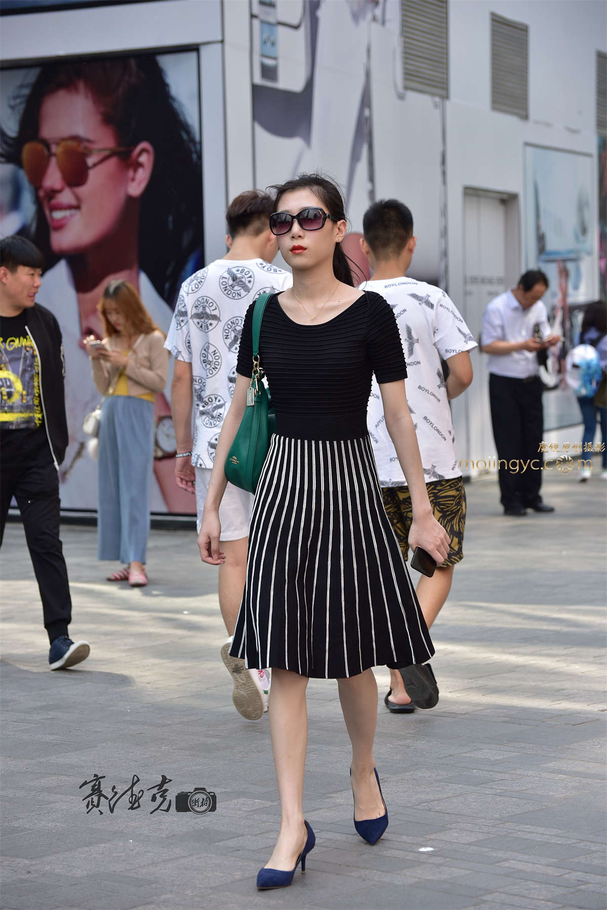 连衣裙少妇-日更街拍