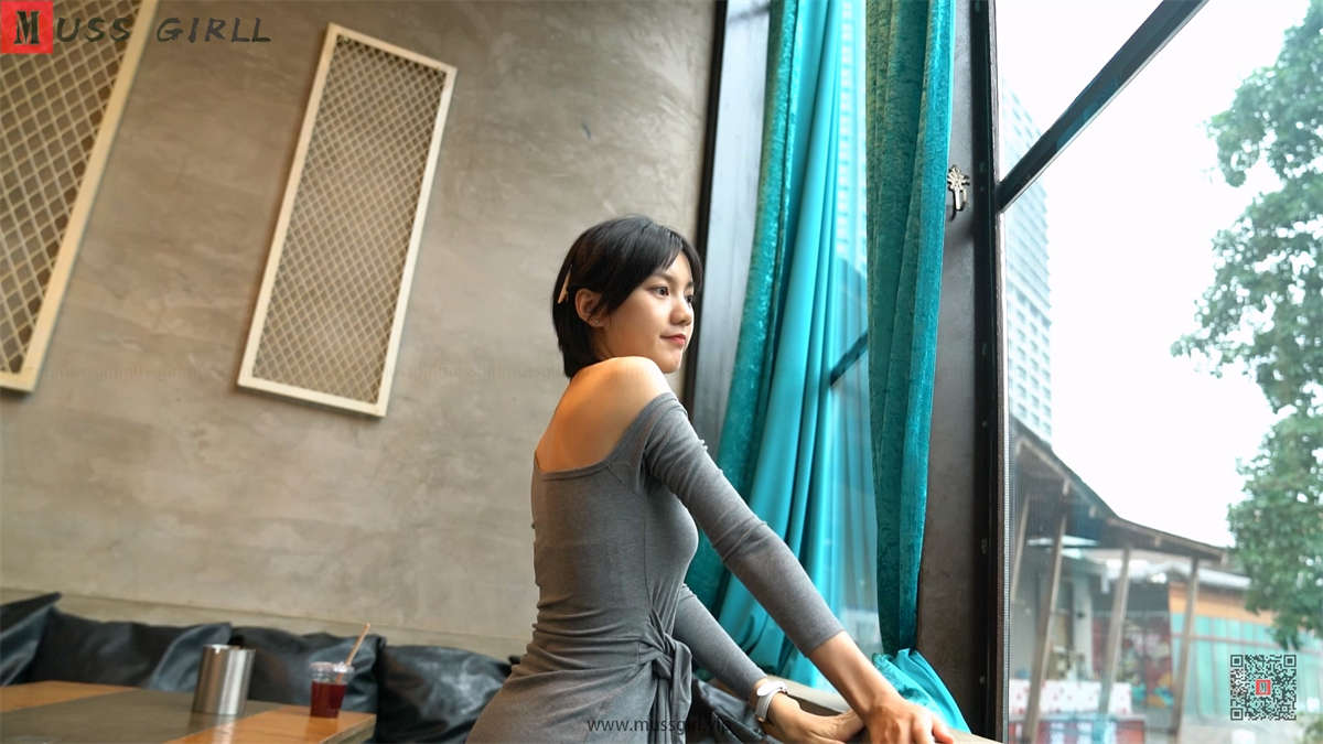 MussGirl慕丝女郎视频 No.023 不叶女神性感身材咖啡厅秀长腿丝足-日更街拍