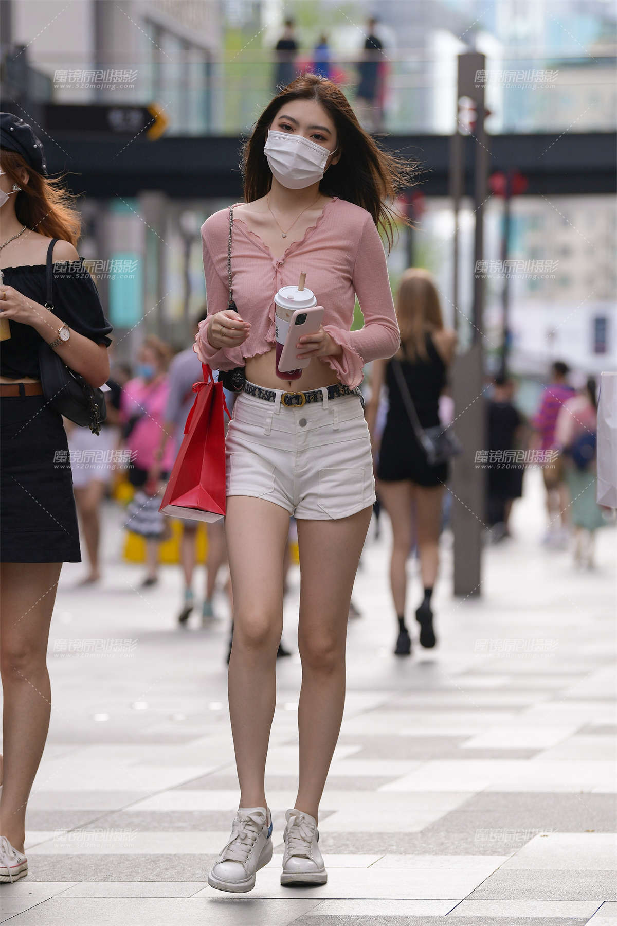 白热裤大白腿美眉-日更街拍