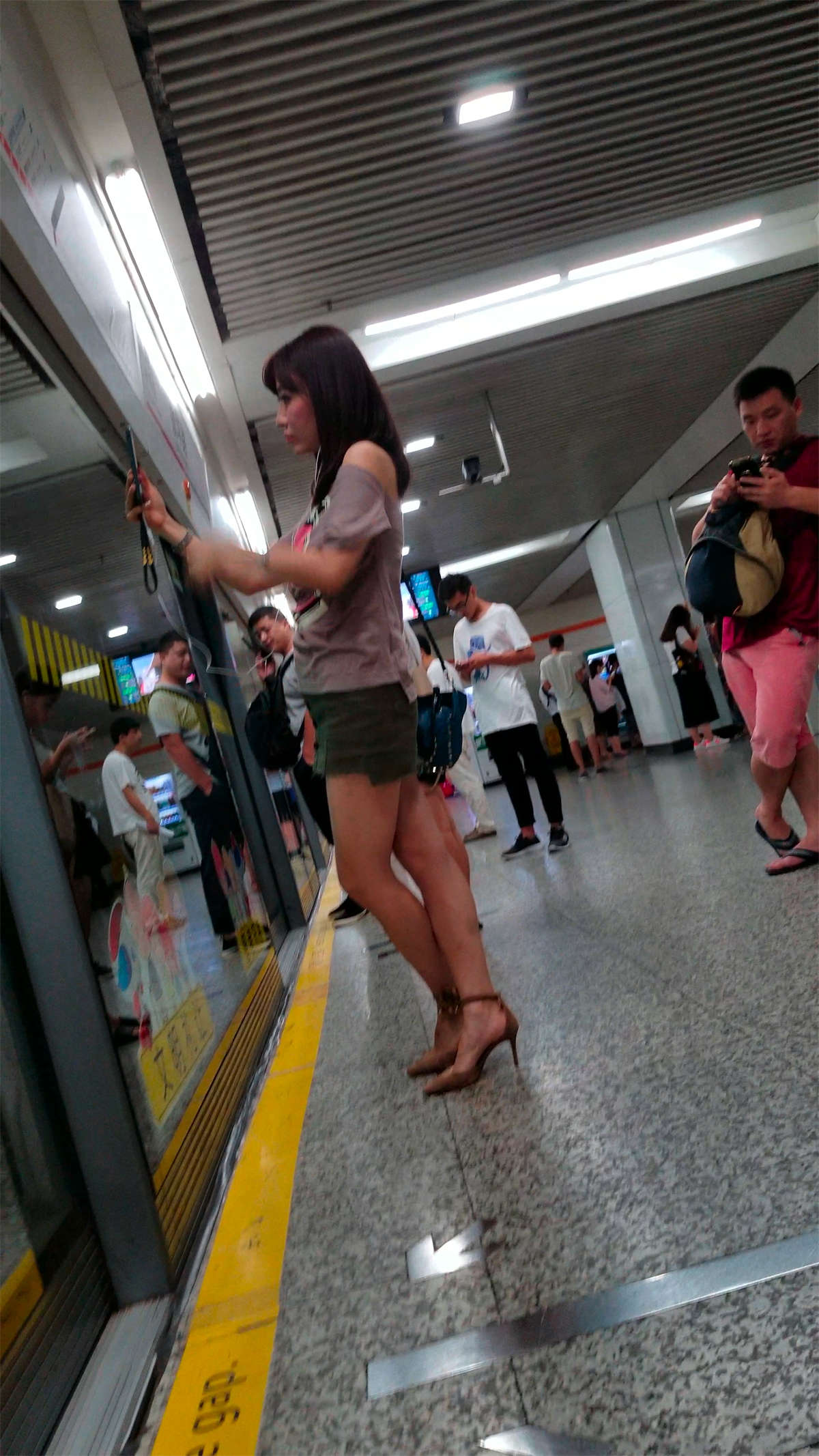 图片[2]-街拍灰色T恤热裤极品美女-日更街拍