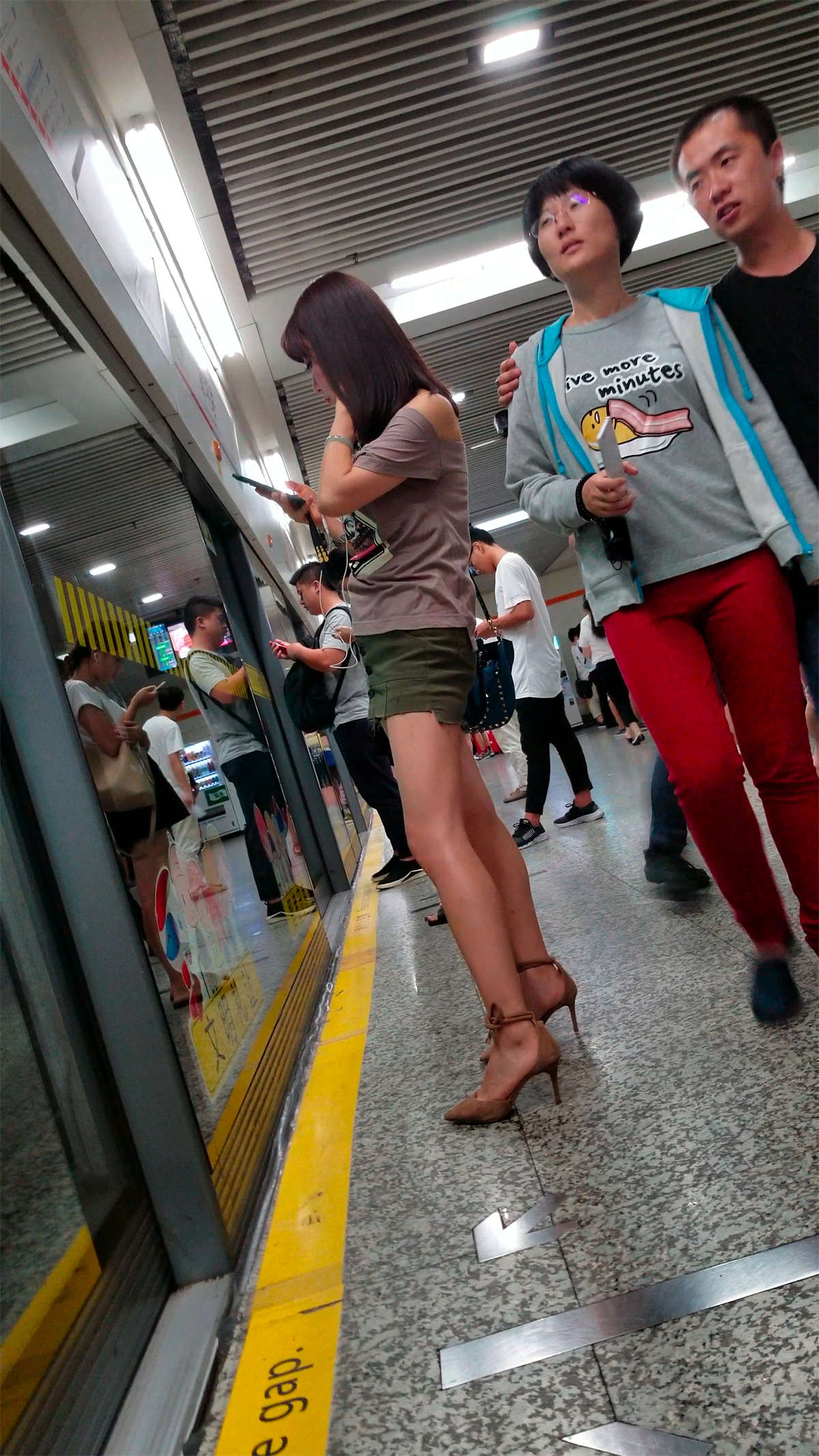 街拍灰色T恤热裤极品美女-日更街拍