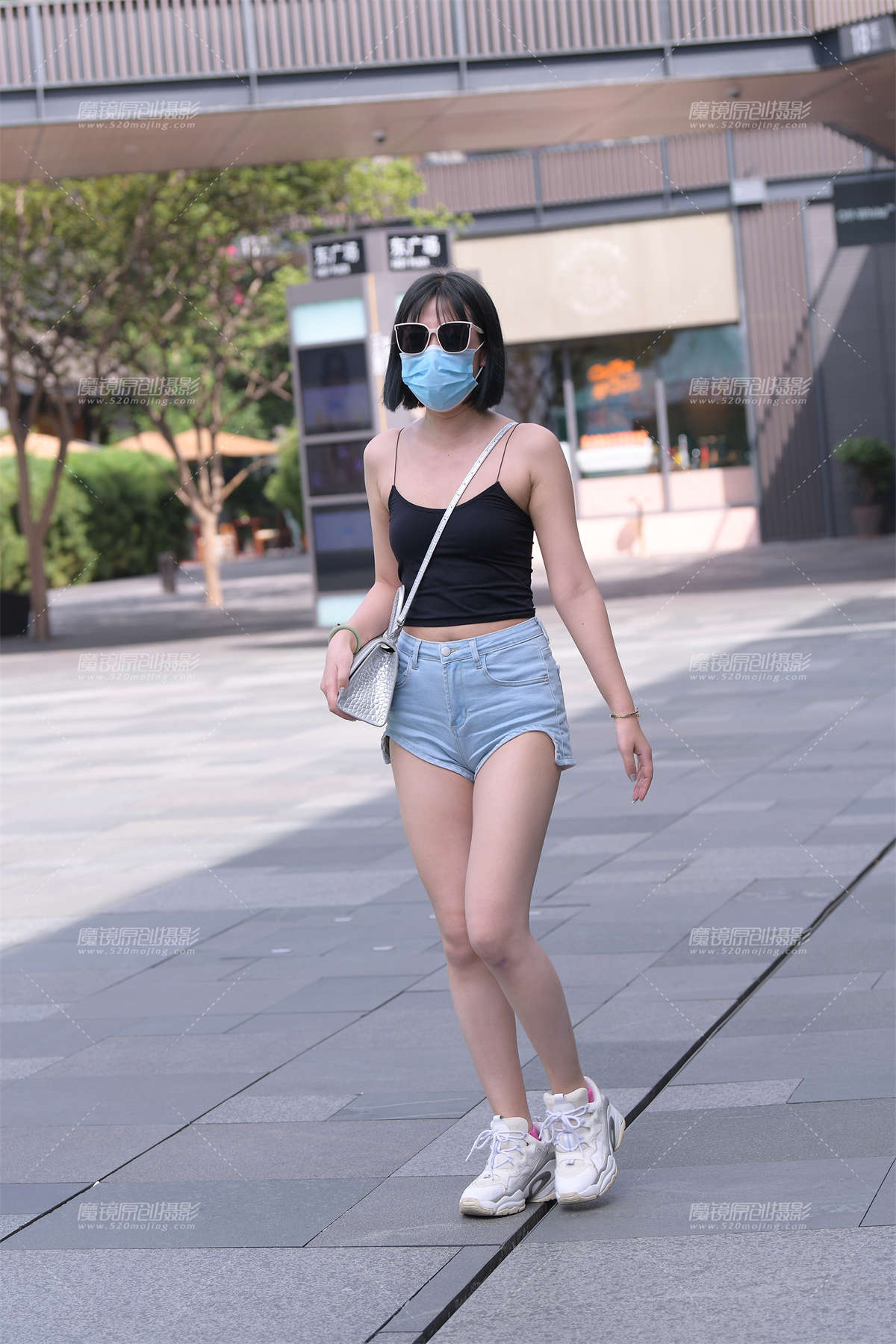 搭讪小背心热裤小姐姐-日更街拍