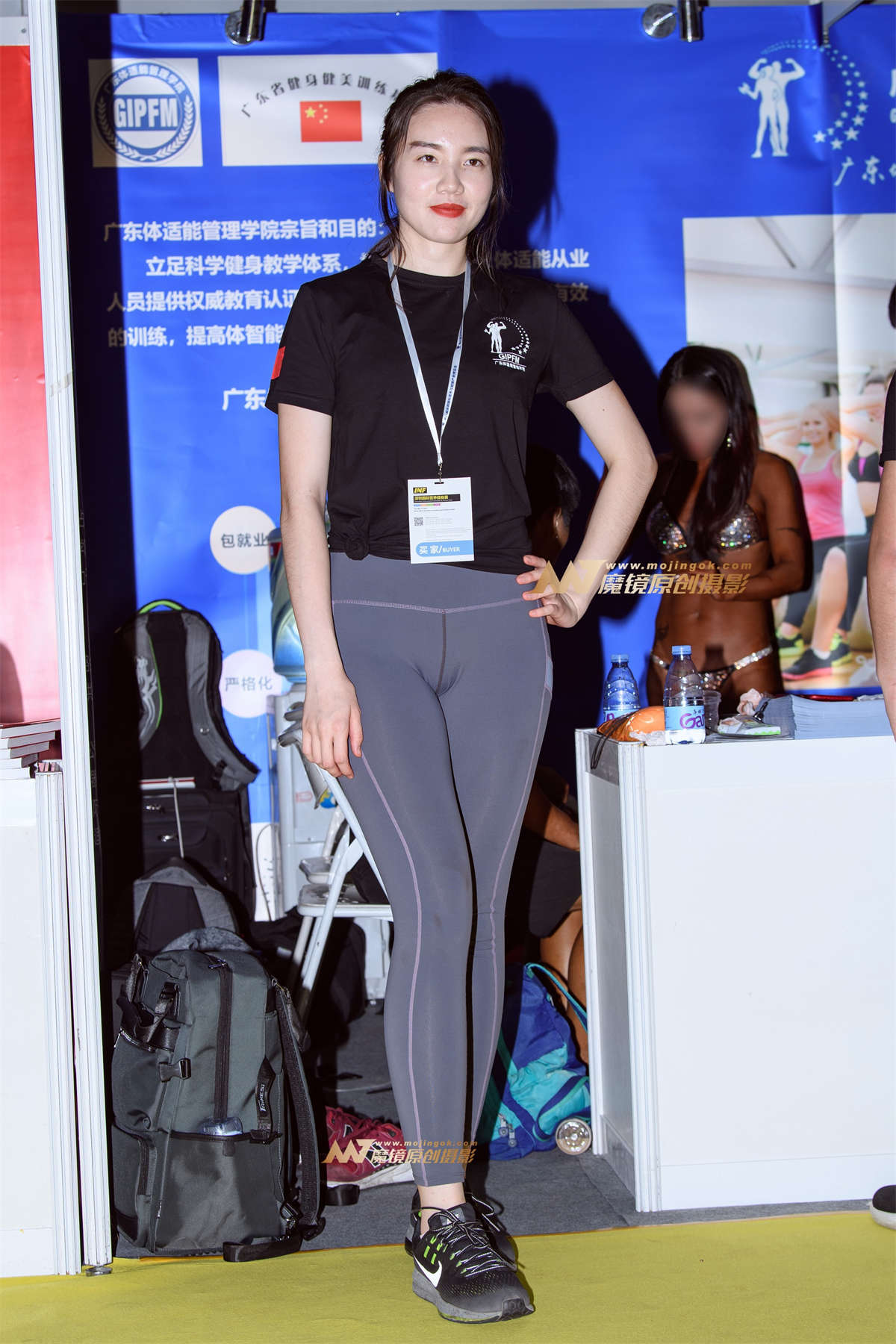 【久久赛帖】灰色紧身瑜伽裤美臀-日更街拍