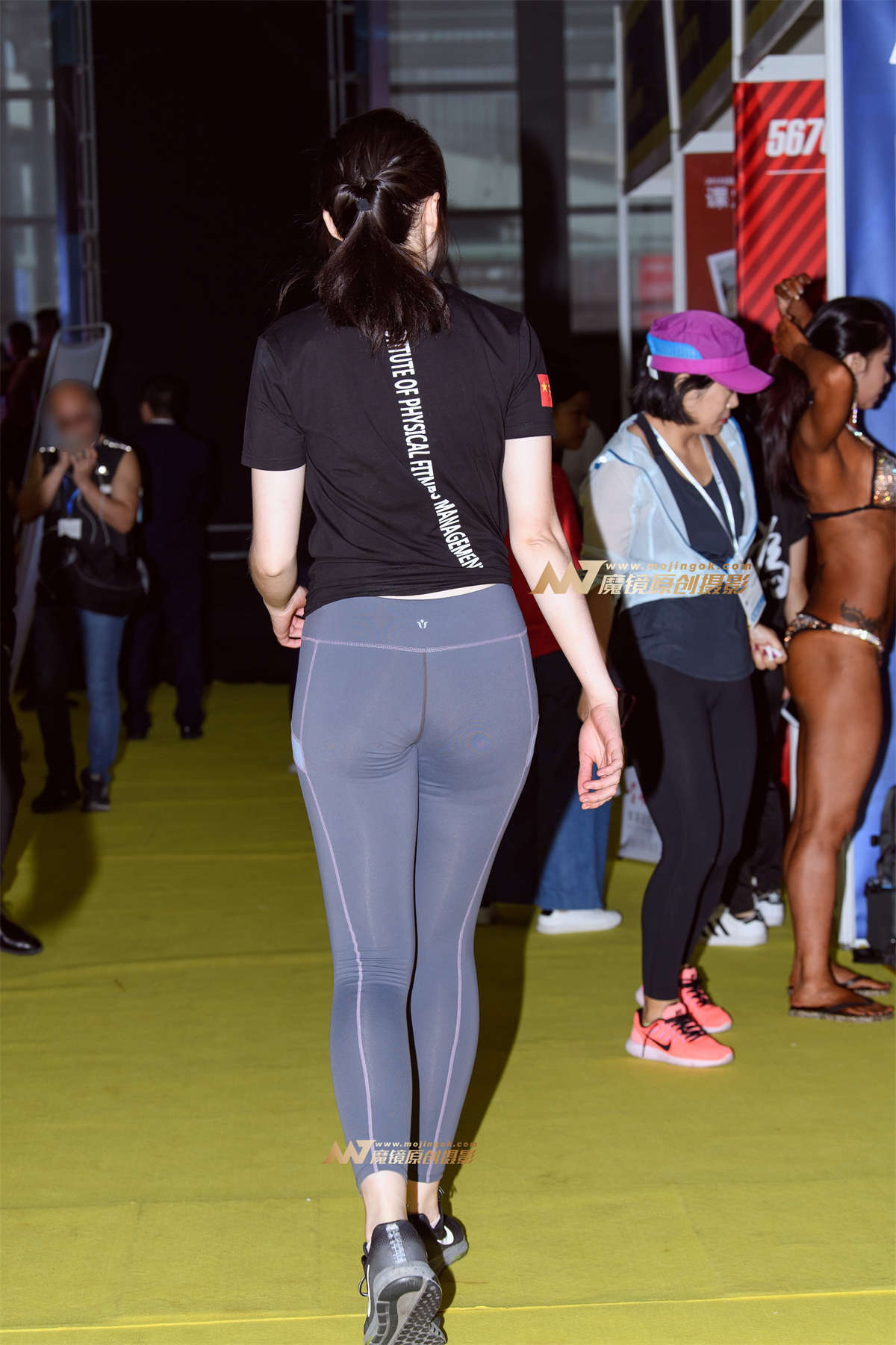 图片[2]-【久久赛帖】灰色紧身瑜伽裤美臀-日更街拍
