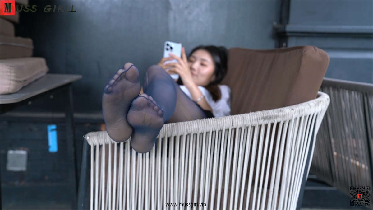 图片[2]-MussGirl慕丝女郎视频 No.024 41码大脚小茹酒吧门口超性感秀蓝丝足-日更街拍