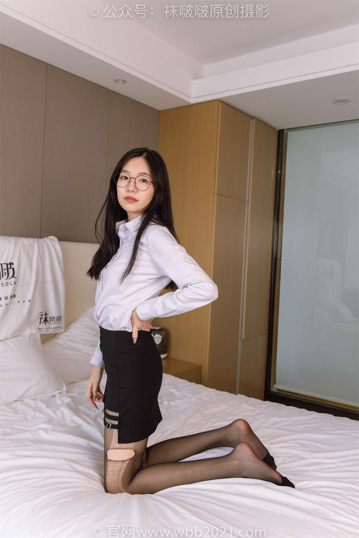 图片[2]-袜啵啵 No.257 小甜豆-高跟鞋、黑丝（脚尖加固款）、ol制服、撕黑丝剧情 花絮版-日更街拍