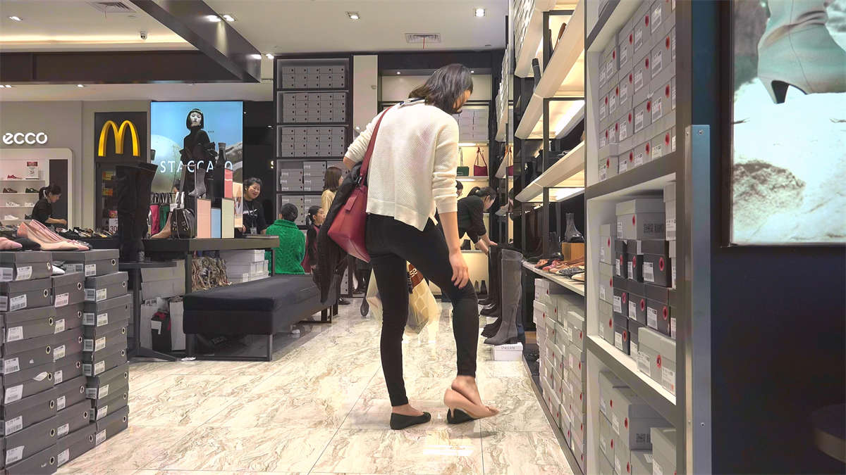 鞋店试鞋子的黑色装扮的气质女神插图1