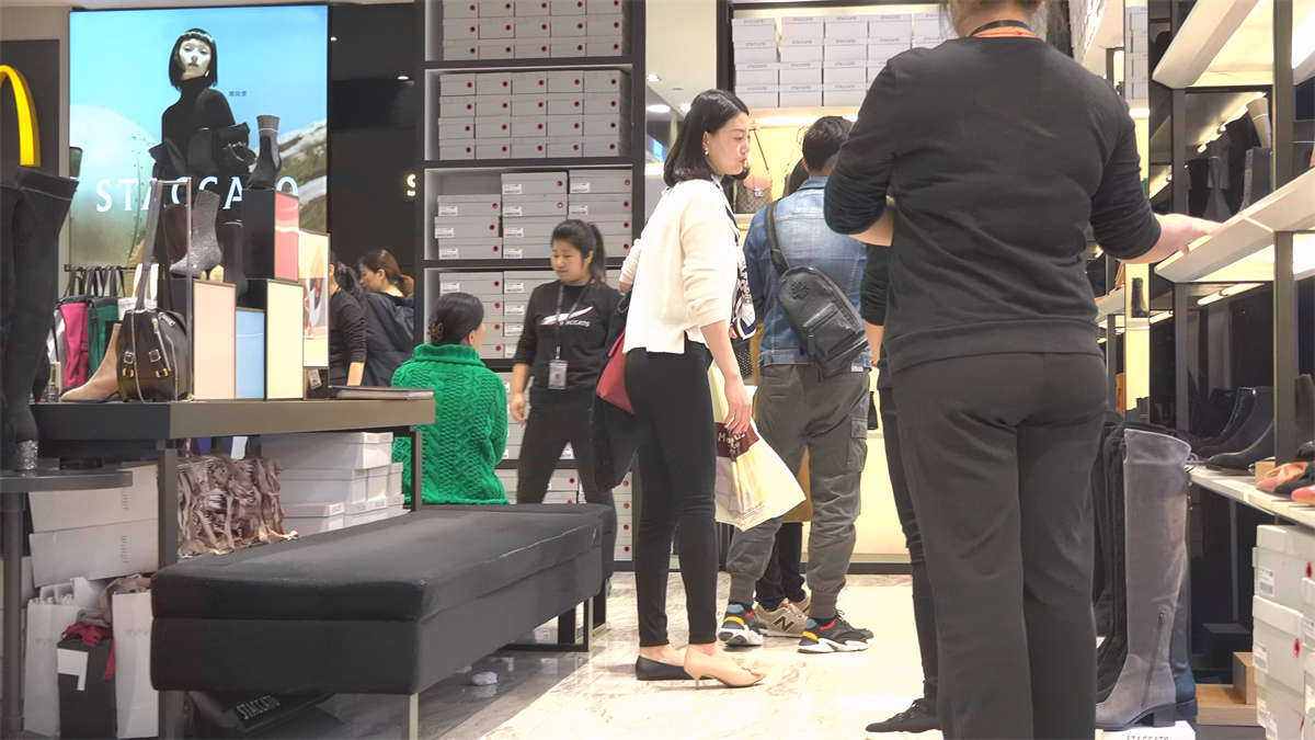 鞋店试鞋子的黑色装扮的气质女神-日更街拍