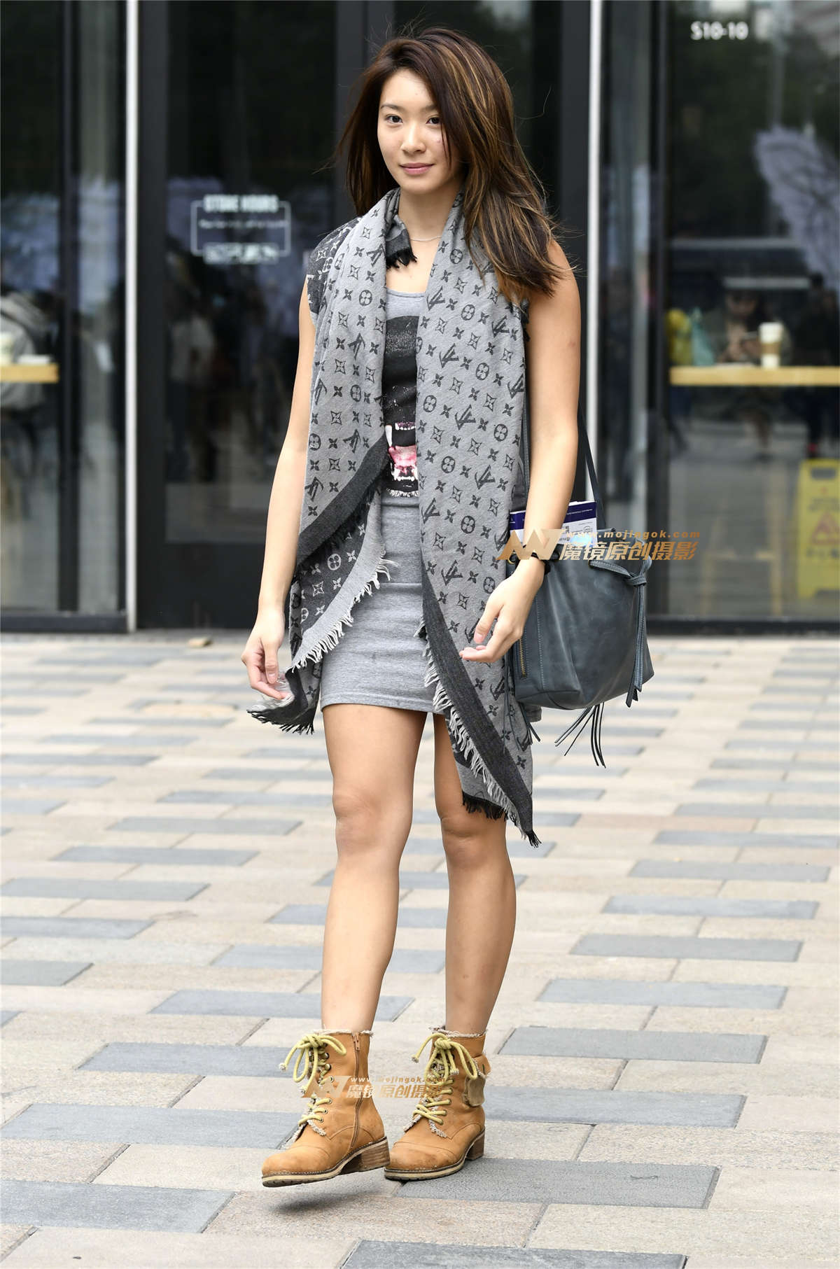 紧抱裙包出性感美臀-日更街拍