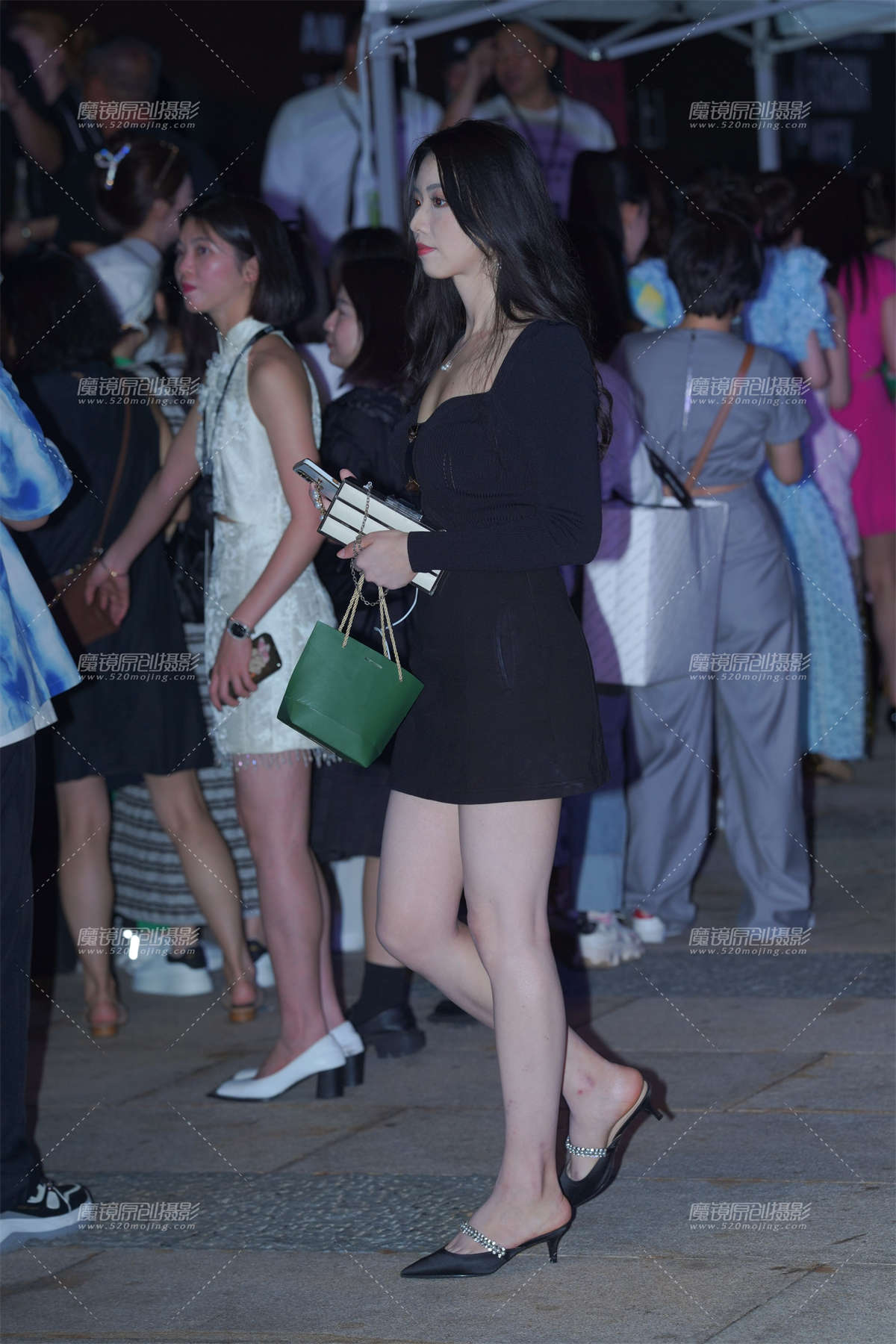 手如柔荑 肤如凝脂-日更街拍