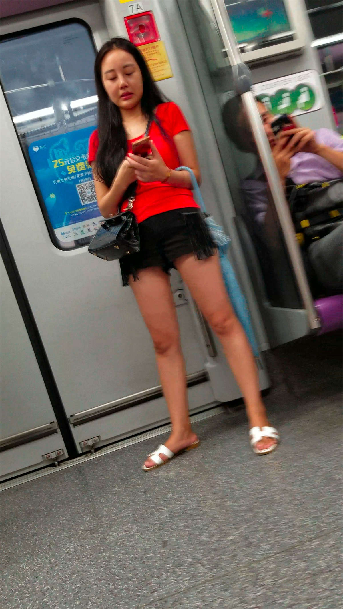 图片[2]-地铁上的超短裤靓妹-日更街拍