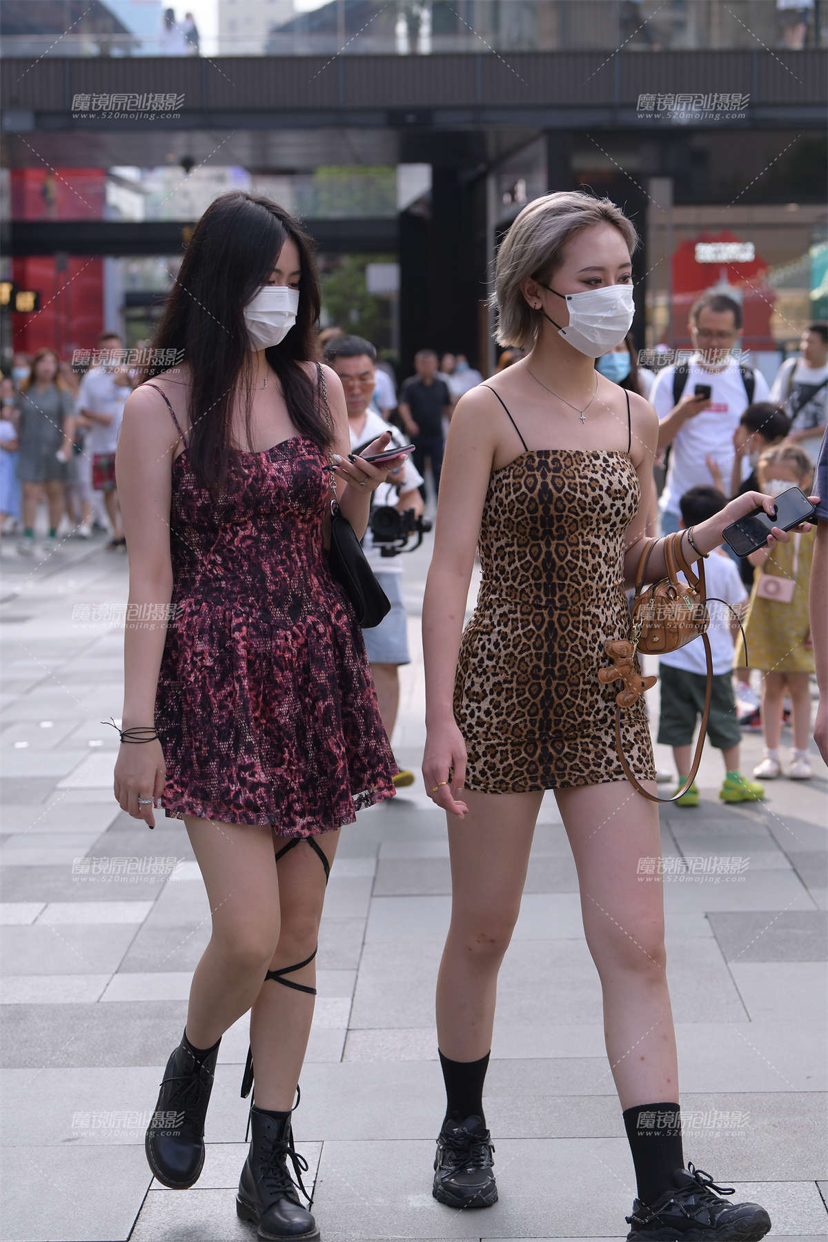 吊带豹纹包臀裙-日更街拍