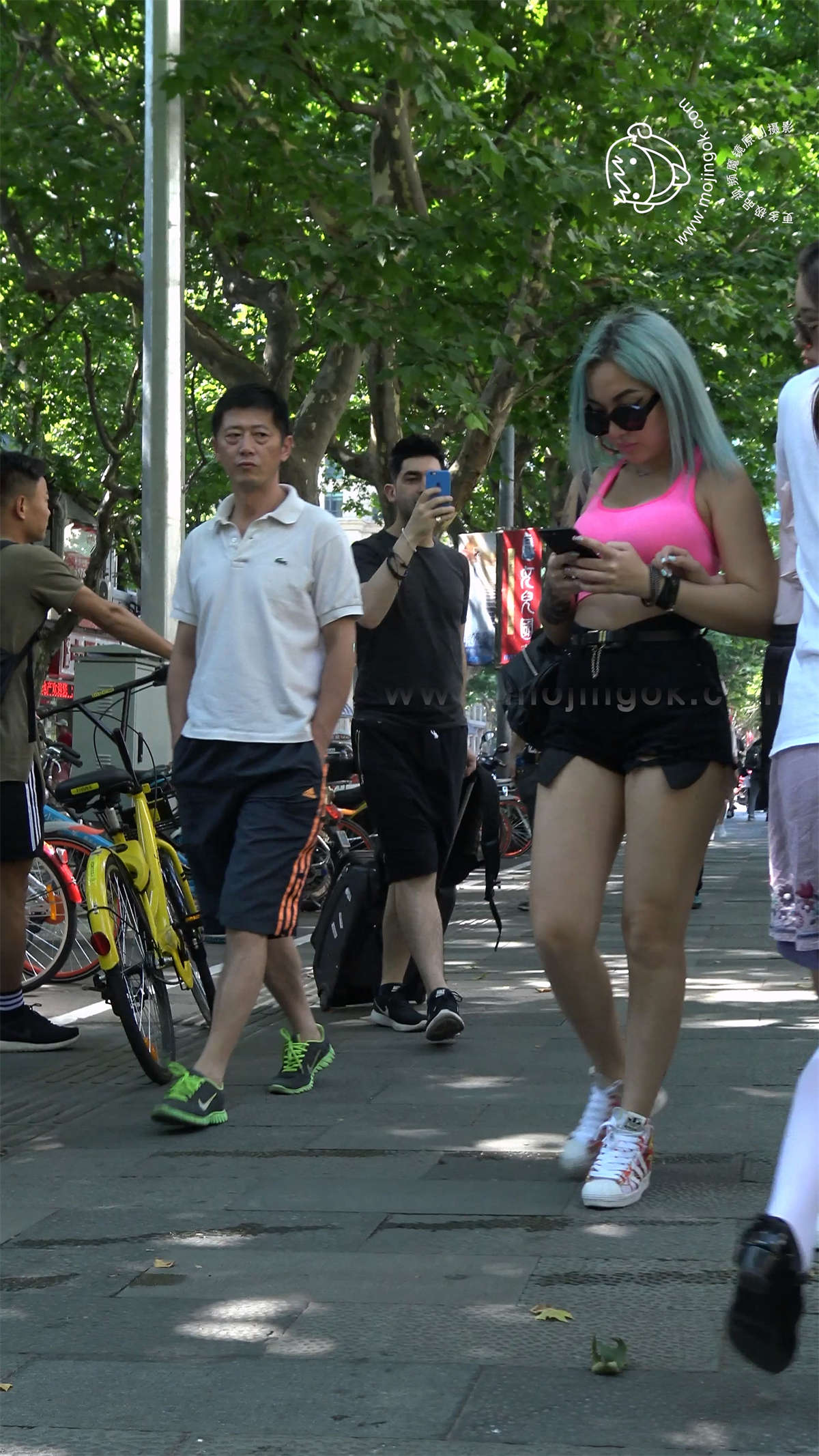 图片[2]-丰满大肉臀超短热裤大咪咪少妇-日更街拍