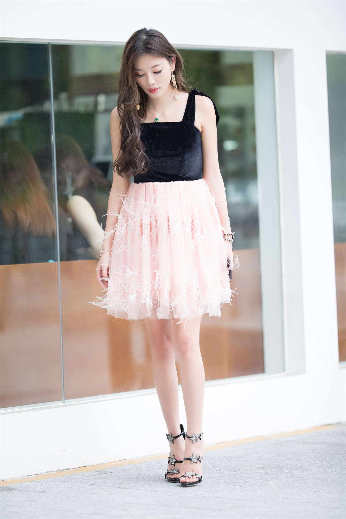 【辉辉赛贴-第十六贴】粉色流苏裙10cm高跟鞋美眉-日更街拍