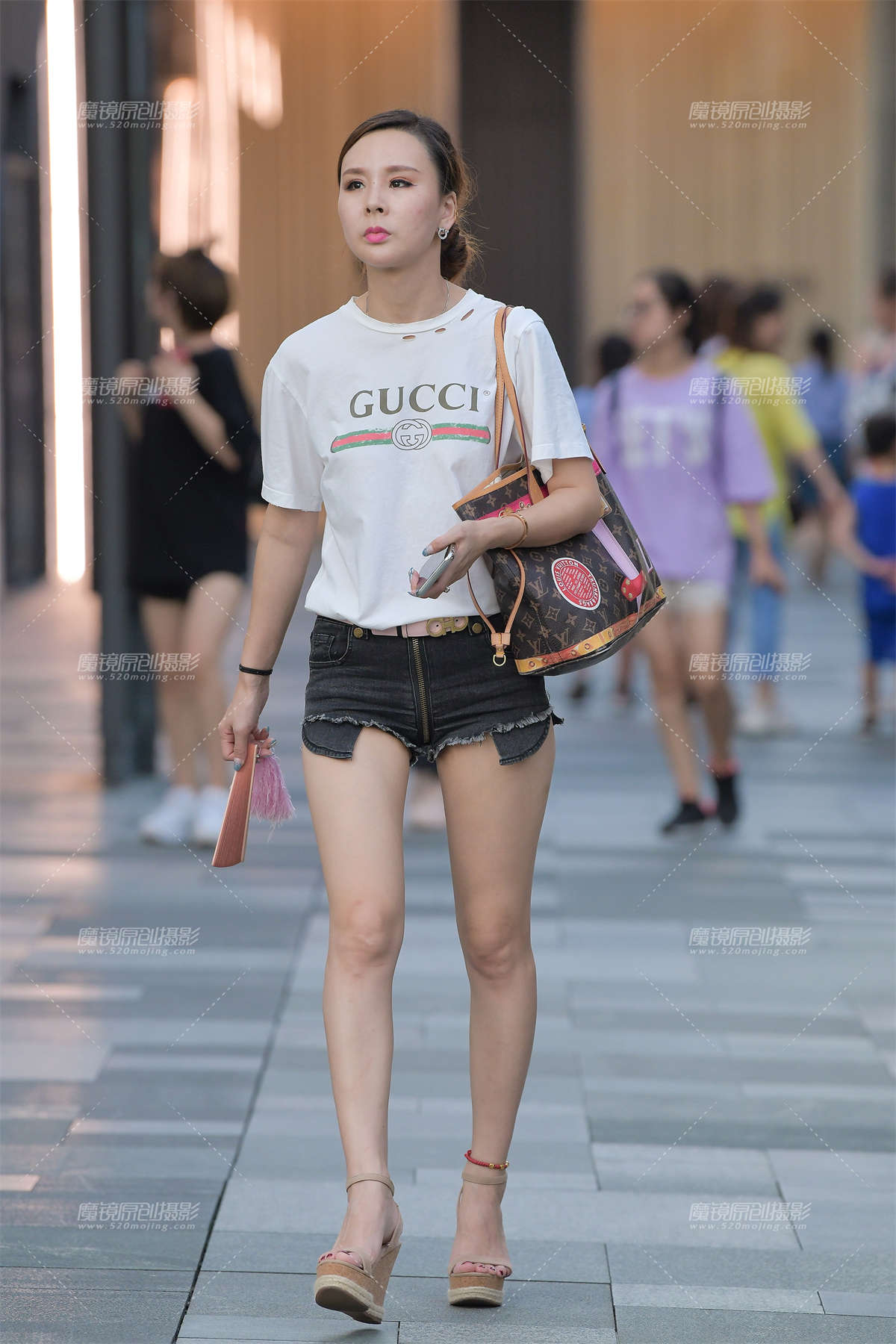 好显眼的一个 LV-日更街拍