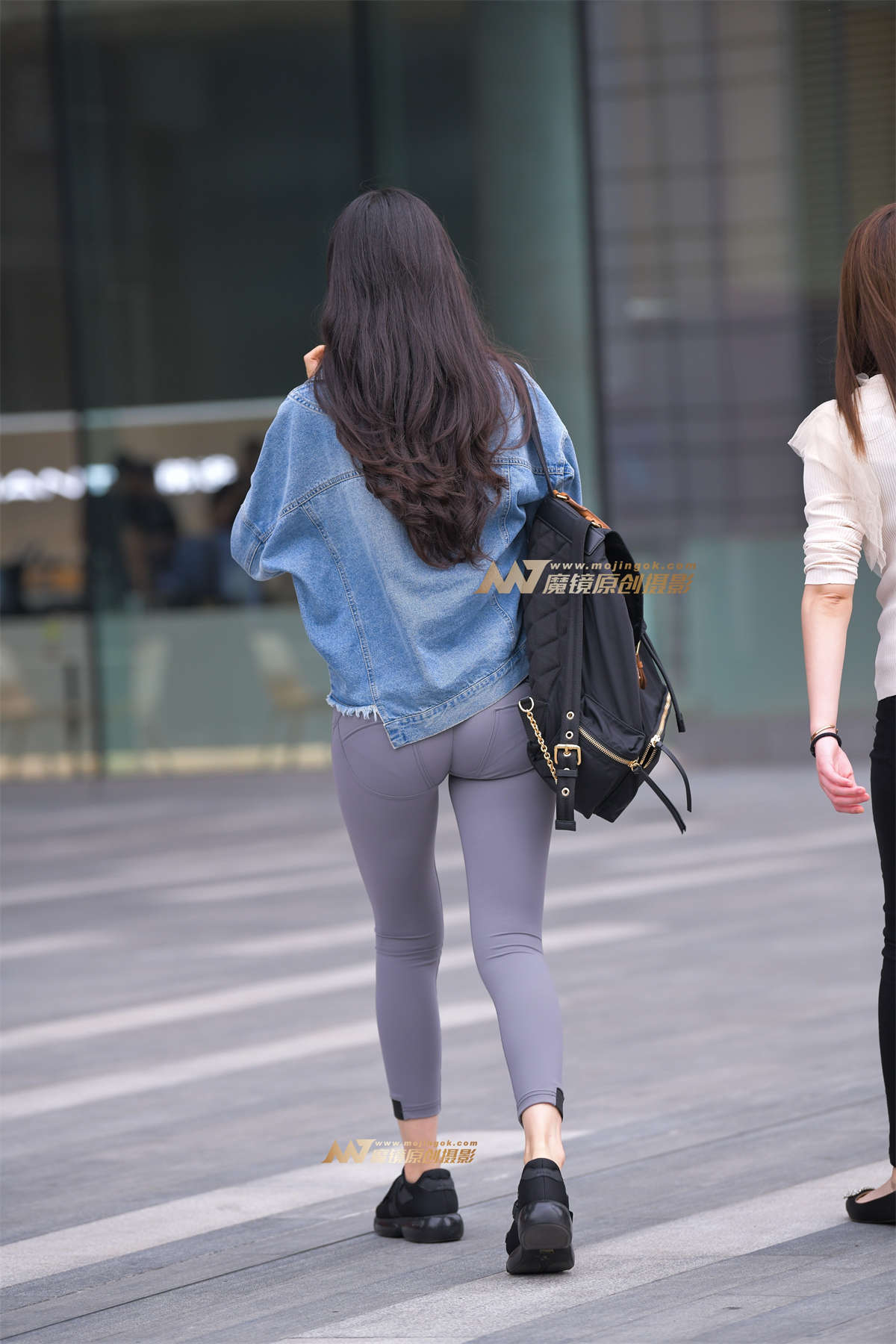 图片[2]-【凯恩赛帖】性感美臀裤-日更街拍