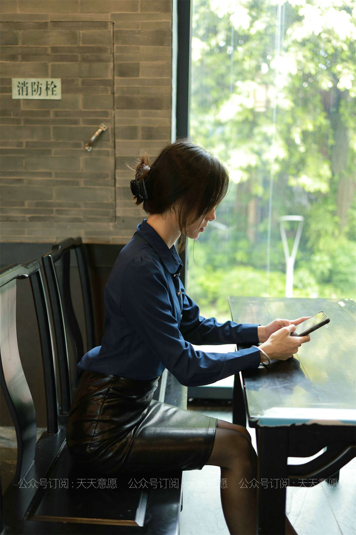 图片[2]-IESS异思趣向 丝享家862期：小六 黑色皮短裙-日更街拍