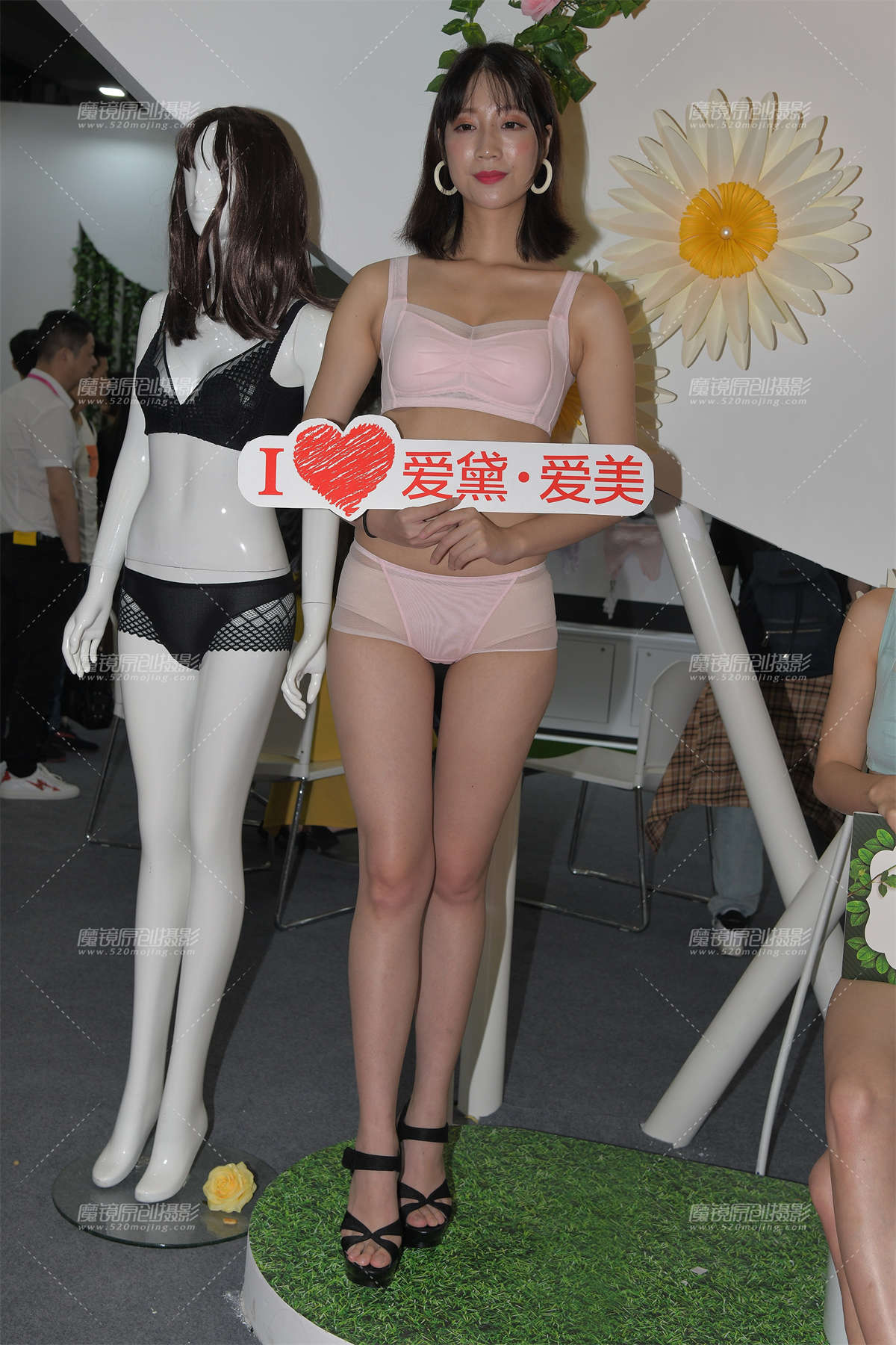 穿着内衣的美女们站着你面前~-日更街拍