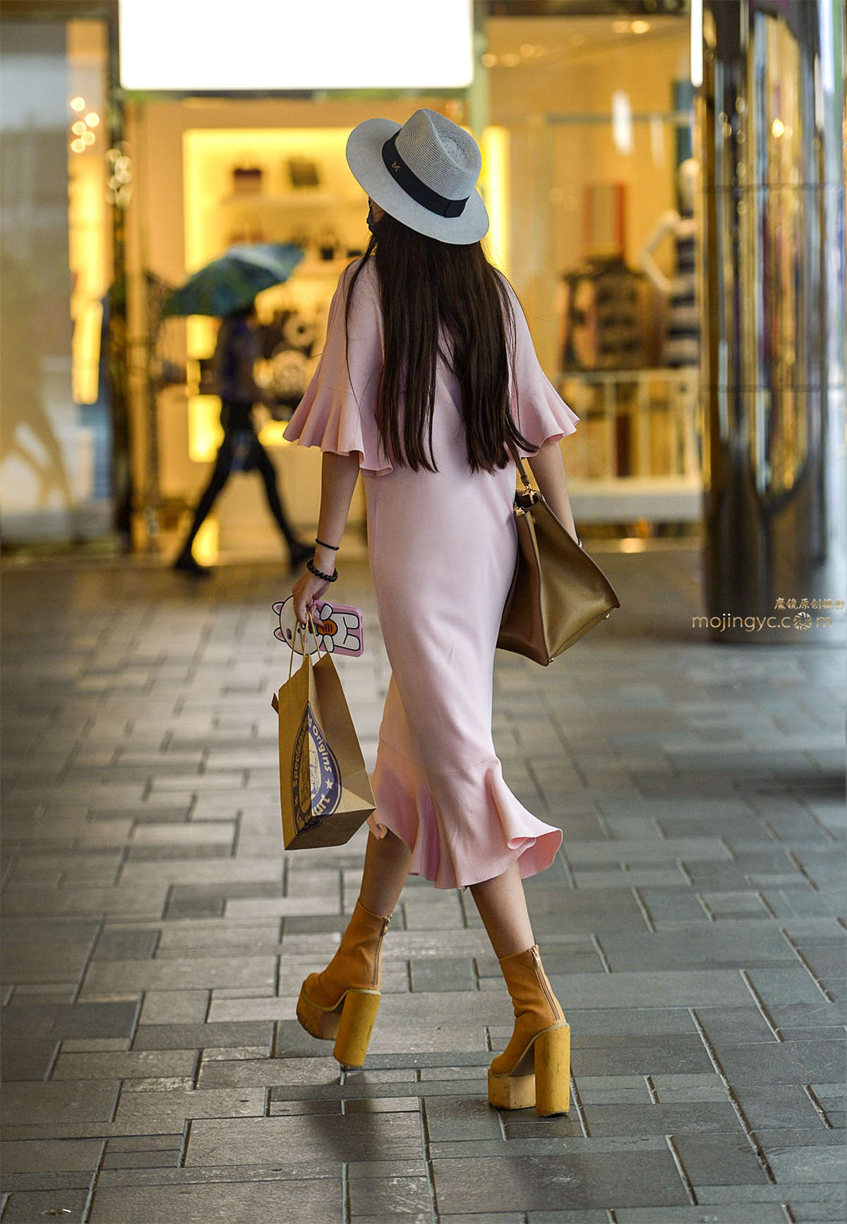 礼帽肉粉裙黄色高跟鞋，彰显美女高雅气质。-日更街拍