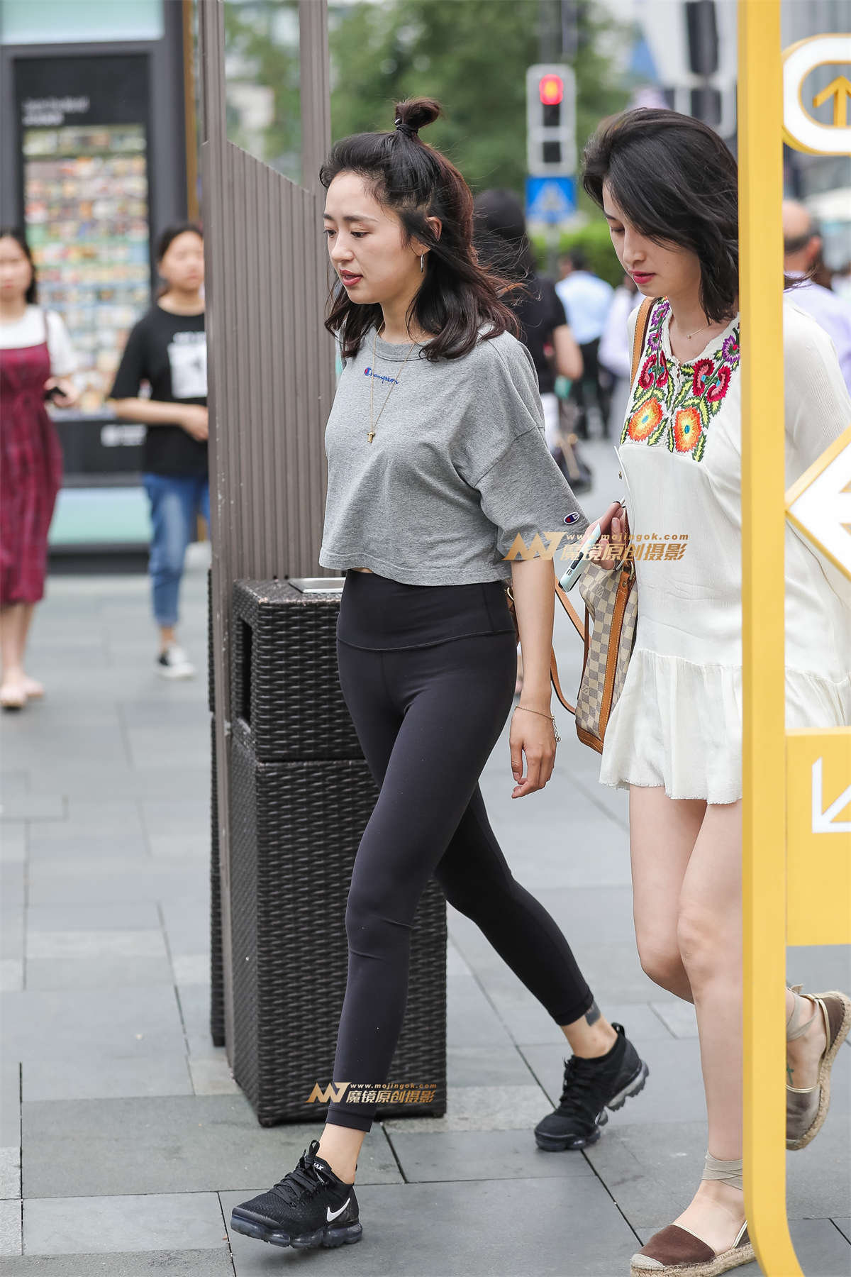 图片[2]-偶遇高腰紧身裤-日更街拍