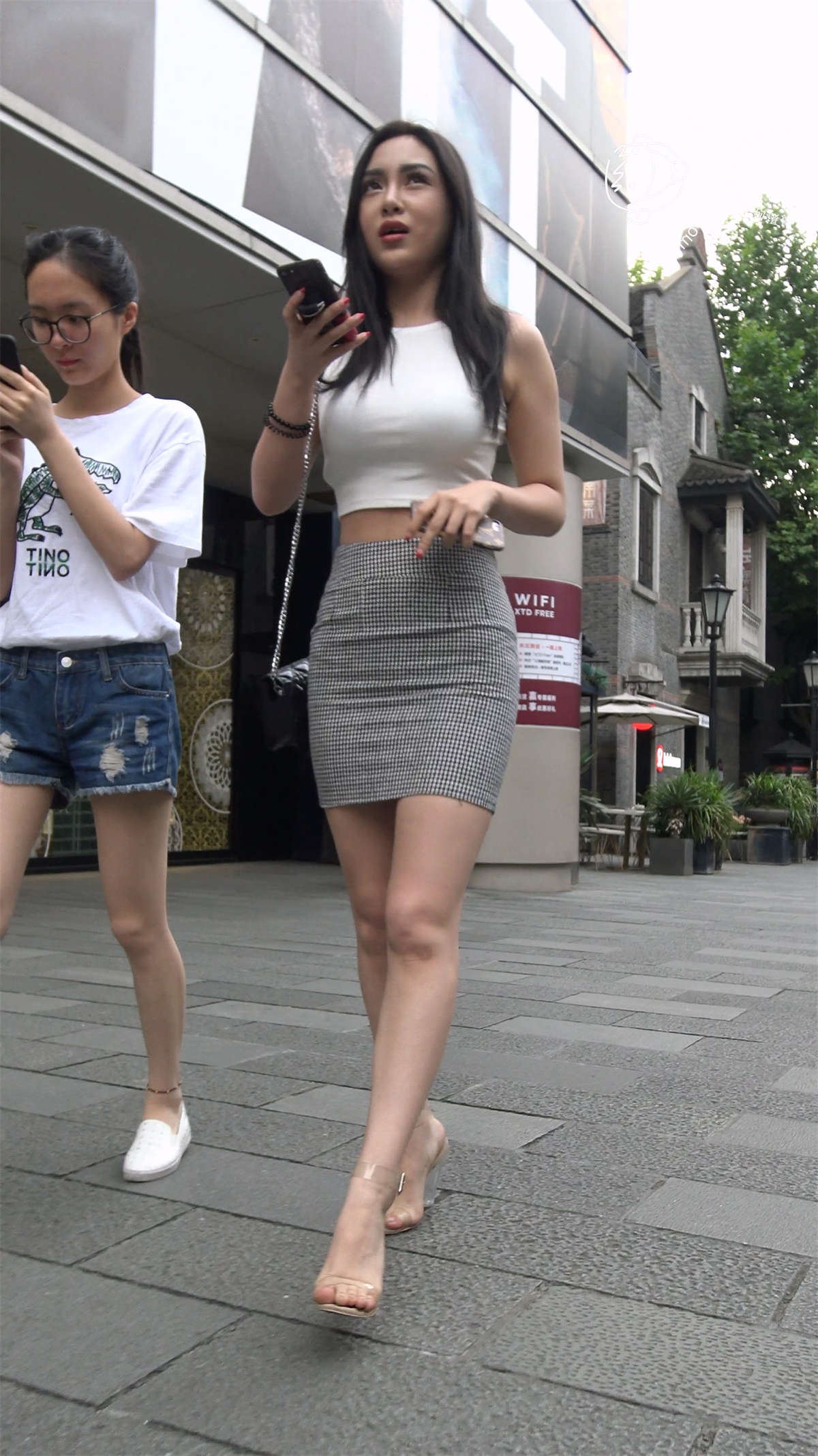 高挑大长腿丰满性感颜值美女-日更街拍