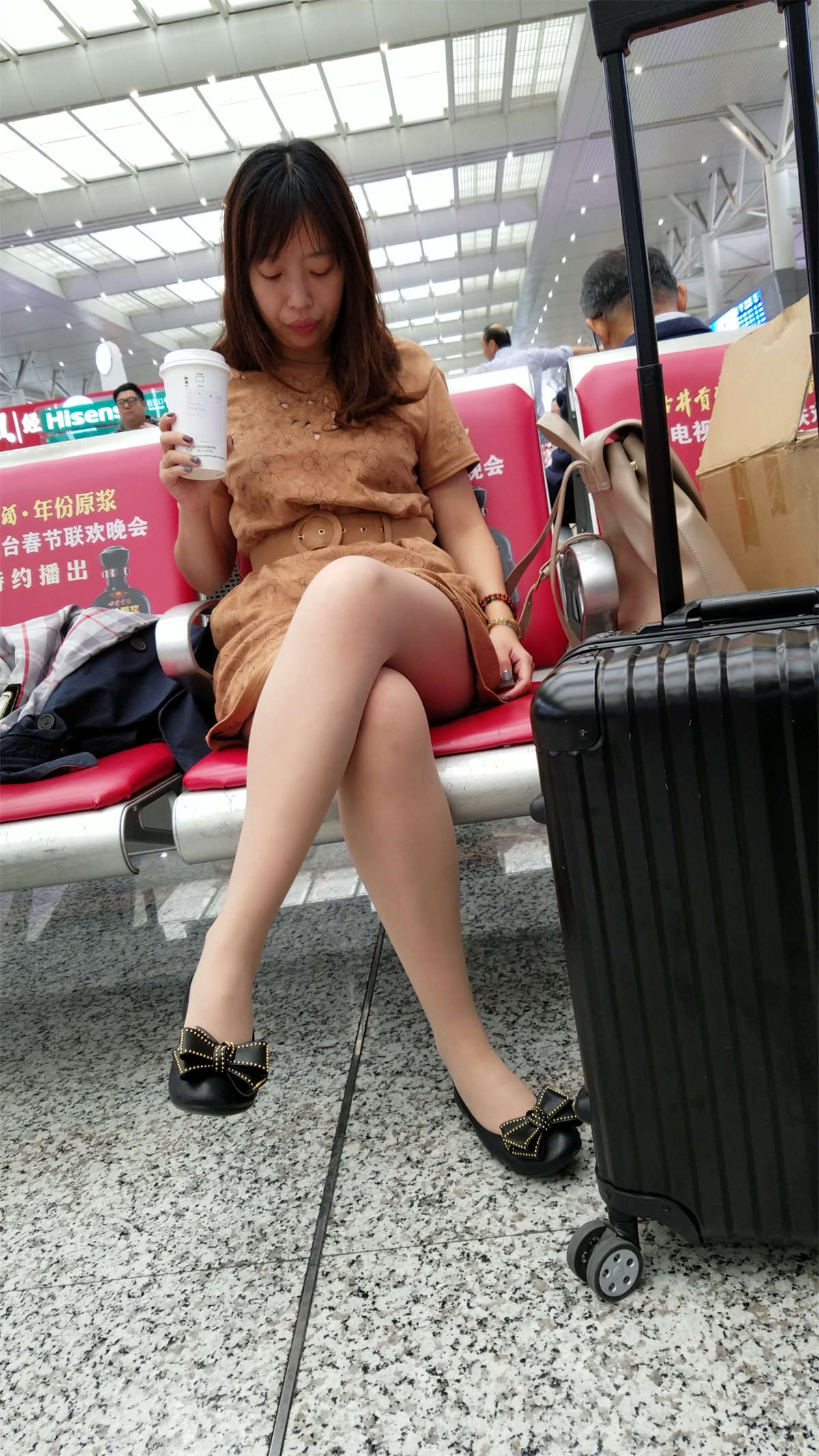 [4K高清视频]等车的连衣裙肉丝黑色皮鞋少妇-日更街拍