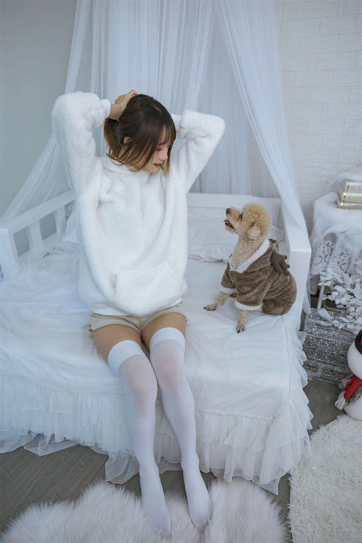 YITUYU艺图语 2022.12.17 温馨少女与宠物们 兔子Zzz不吃胡萝卜-日更街拍