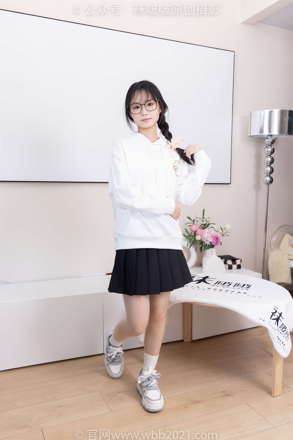 袜啵啵 No.368 甜甜圈-运动鞋、白棉袜、油亮肉丝（脚尖透明款）花絮版-日更街拍