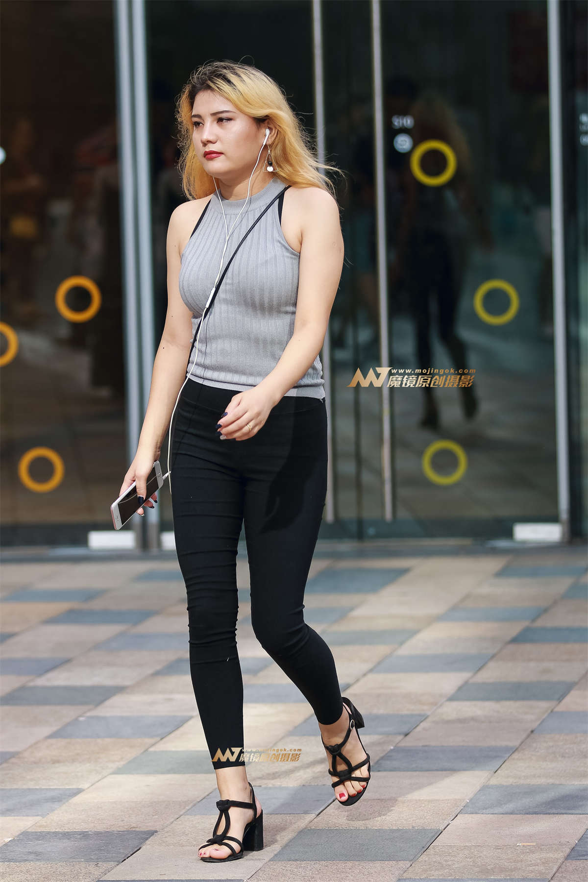 丰满紧牛-日更街拍