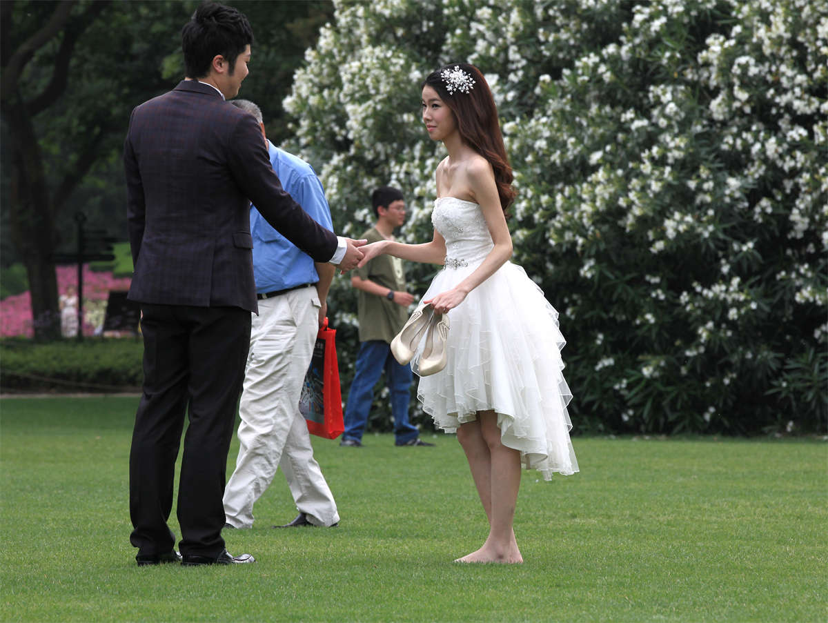 图片[2]-踏青公园街拍系列No.1495 迷人新娘完整露出足底，让蹭拍的我非常激动-日更街拍