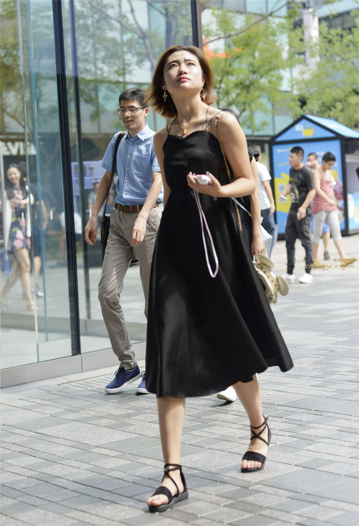 菱形吊带裙，彰显美女性感魅力-日更街拍