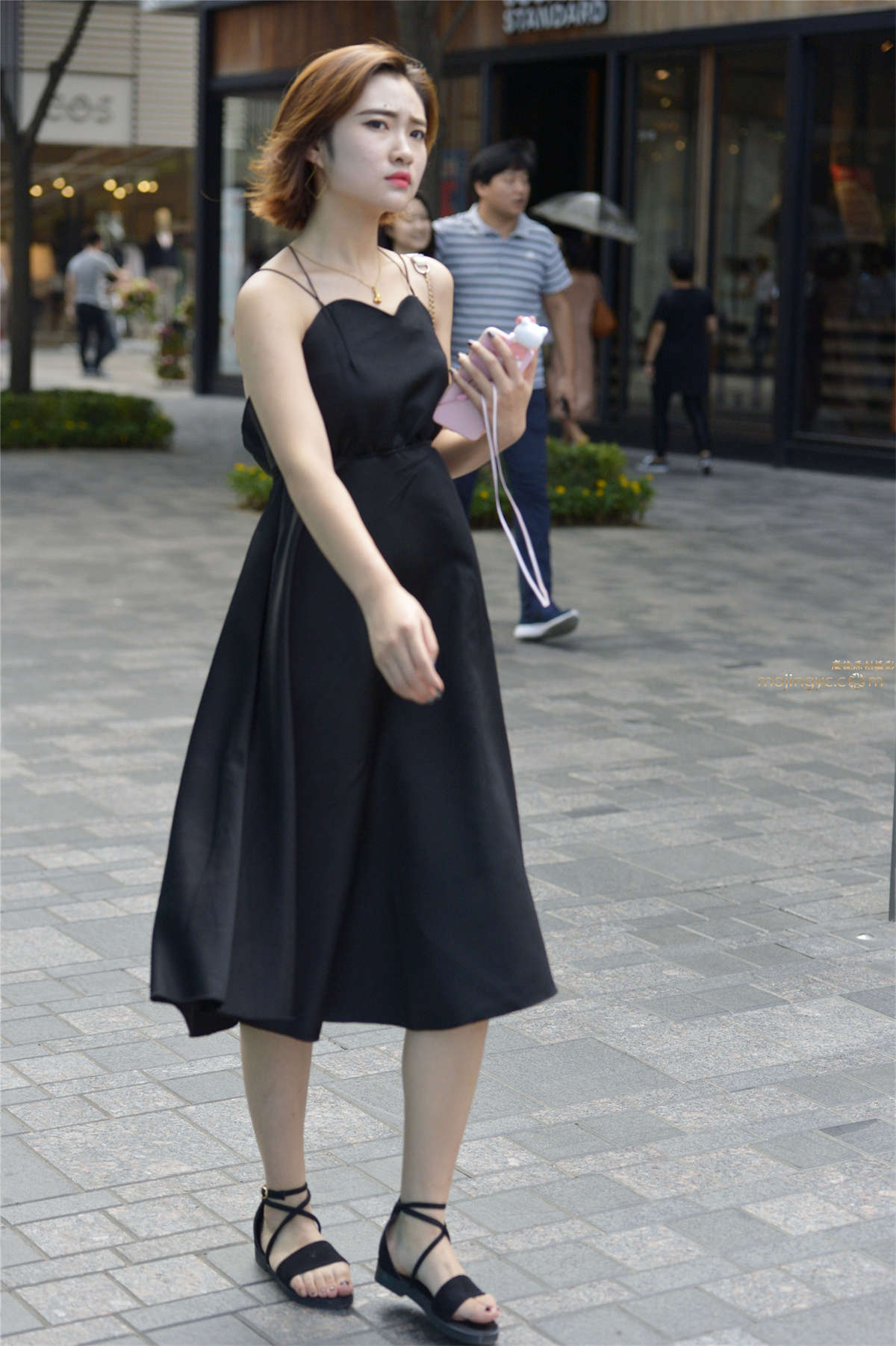 图片[2]-菱形吊带裙，彰显美女性感魅力-日更街拍