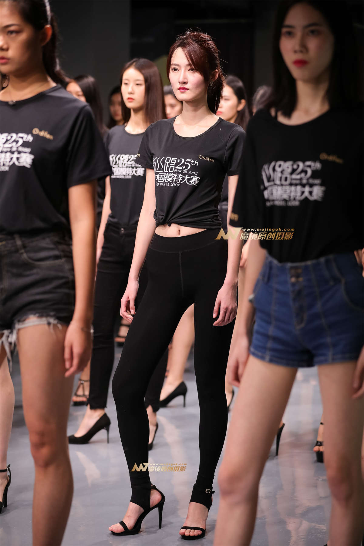 排练-闪亮的丝袜裤-日更街拍