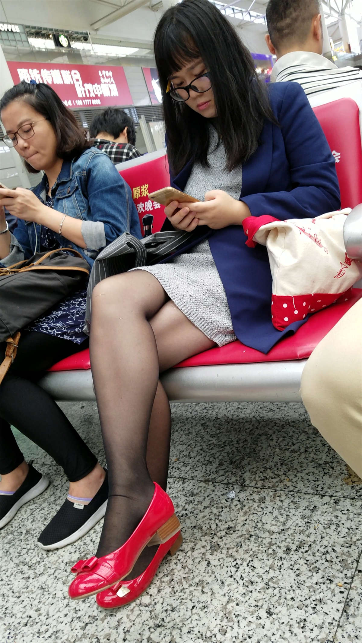 图片[2]-[4K高清视频]地铁黑色丝袜红色高跟鞋丰满美少妇-日更街拍