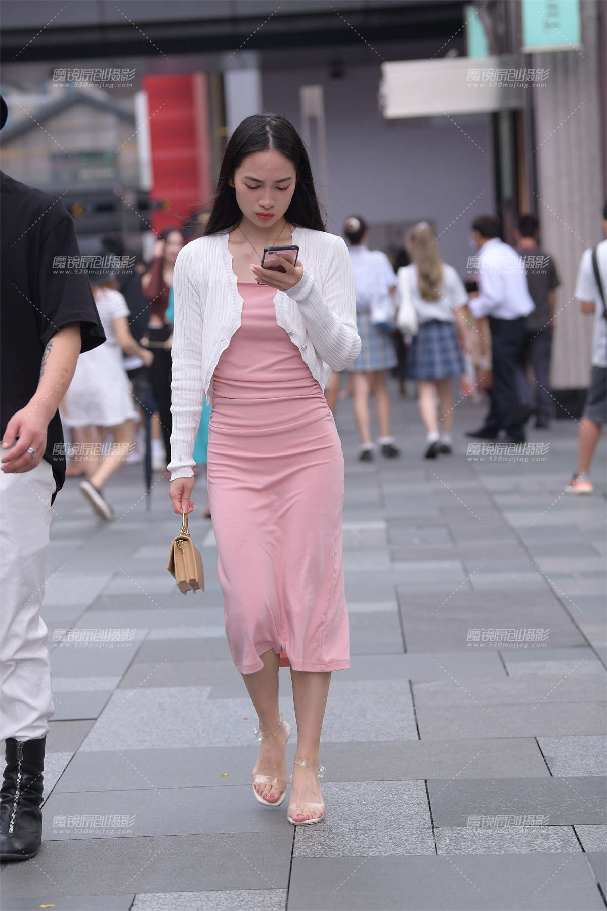 粉色包臀裙小姐姐-日更街拍