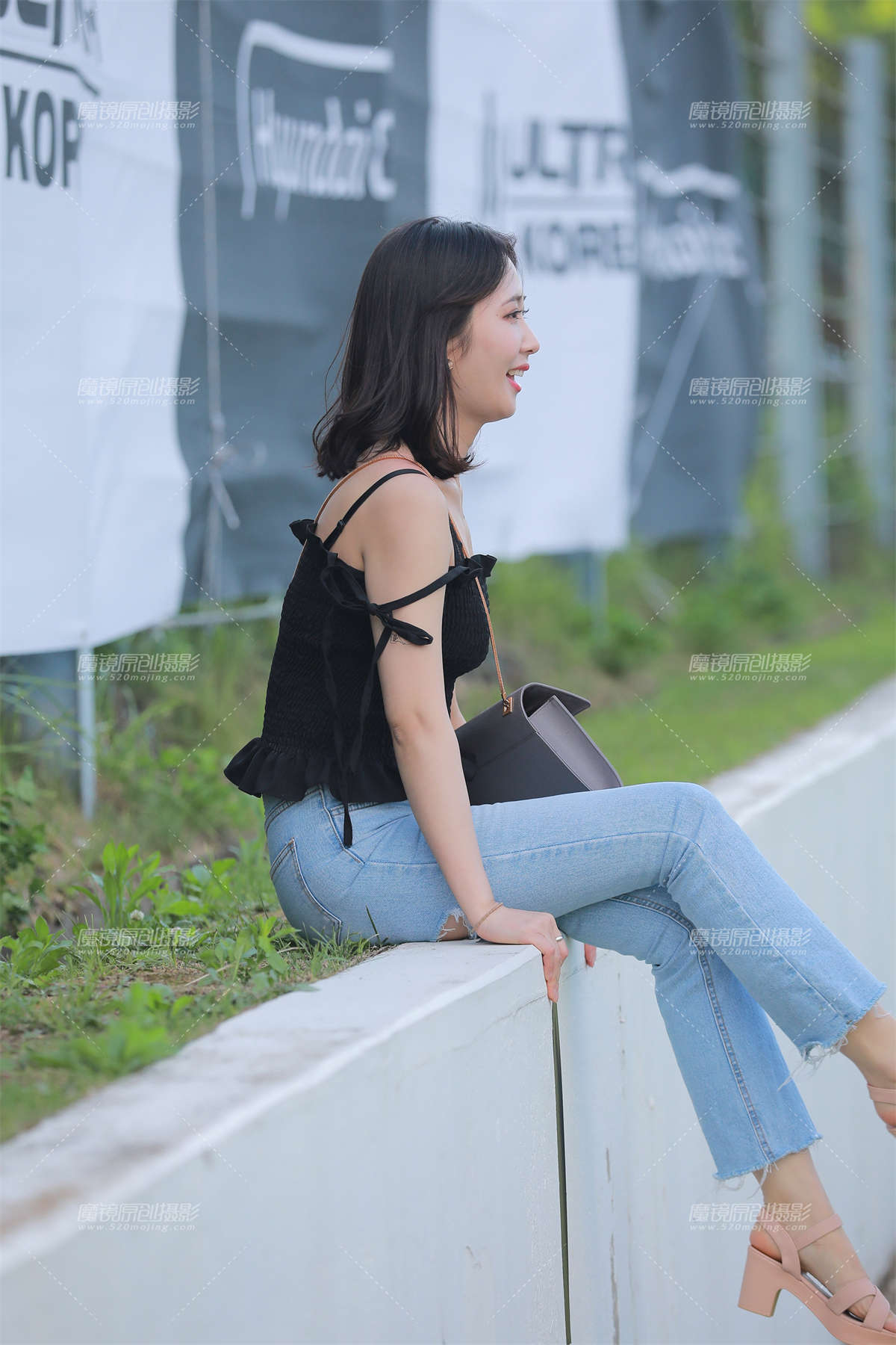 图片[2]-蓝色紧身牛仔裤美女-日更街拍