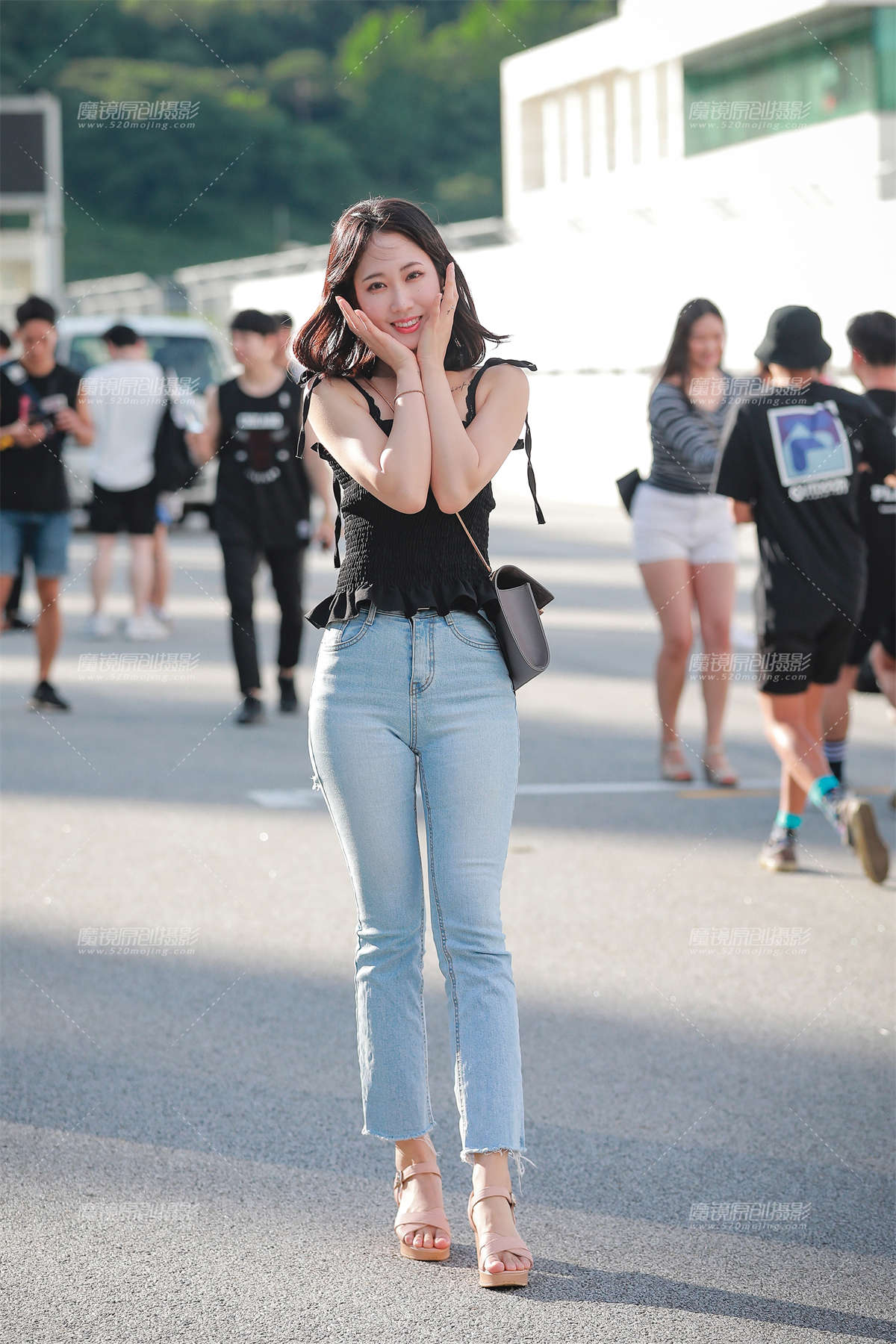 蓝色紧身牛仔裤美女-日更街拍