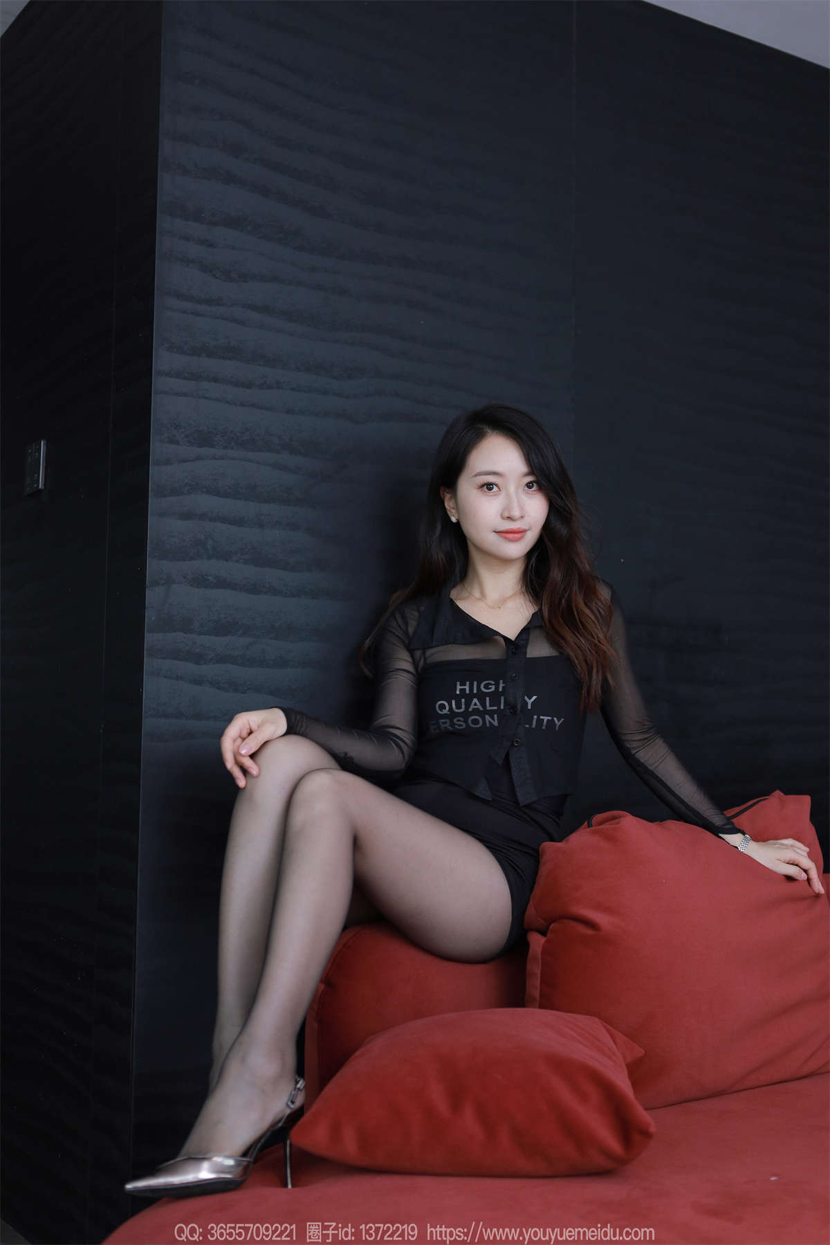 图片[2]-IESS异思趣向 2024.04.11 丝享家1713：小婕 红色沙发（下）-日更街拍