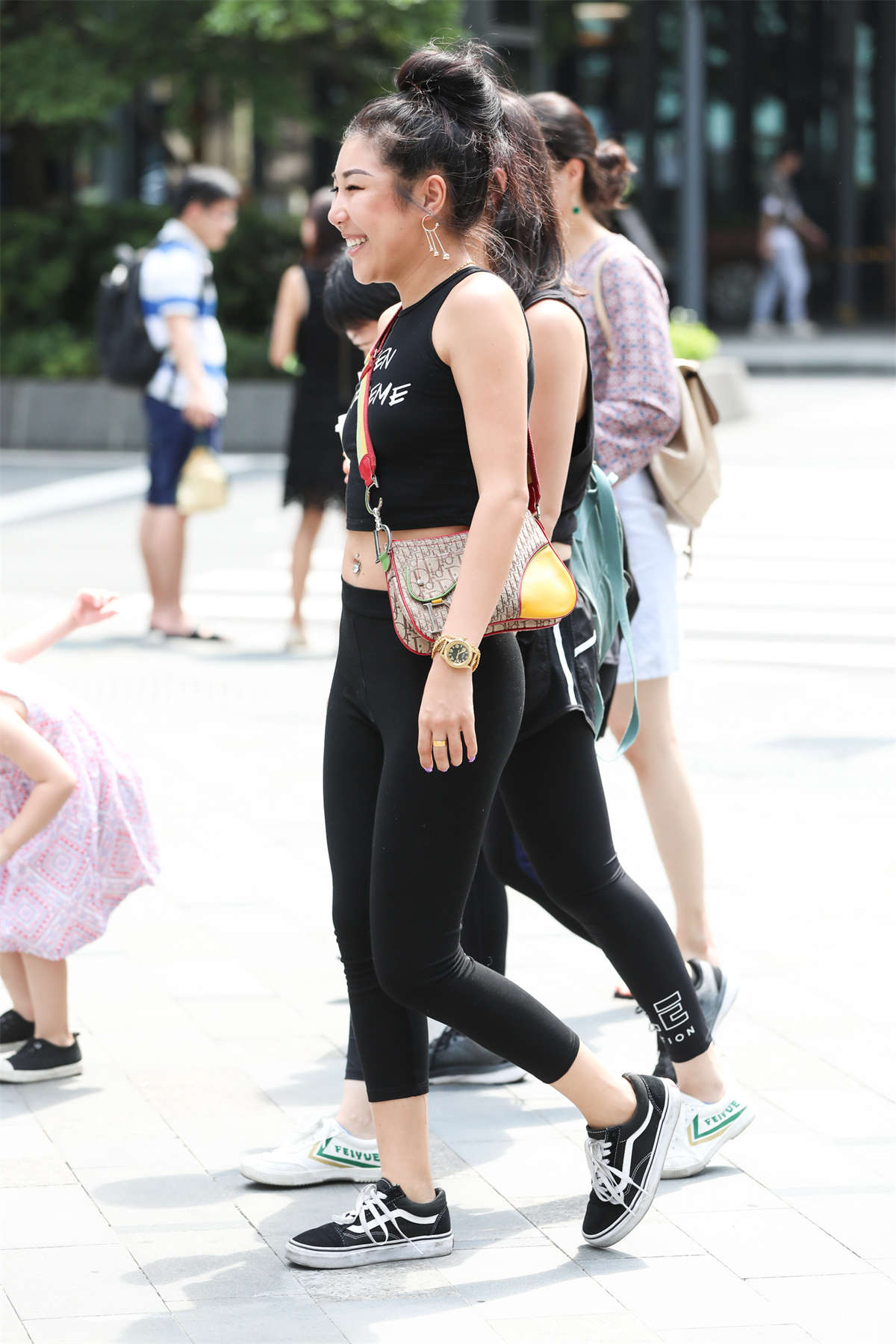 【辉辉赛贴-第十三贴】少妇黑色紧身裤-日更街拍