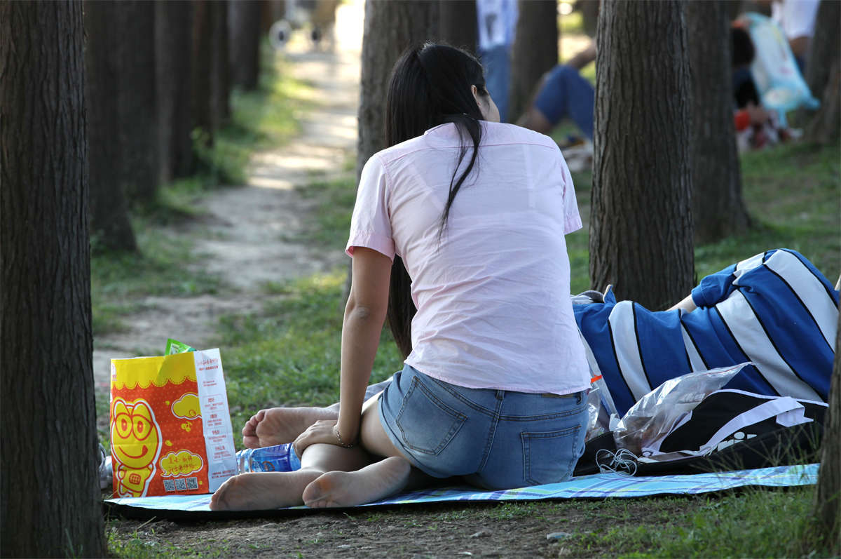 图片[2]-踏青公园街拍系列No.1496 长发姑娘在一个幽静的地方露出了长丝足-日更街拍