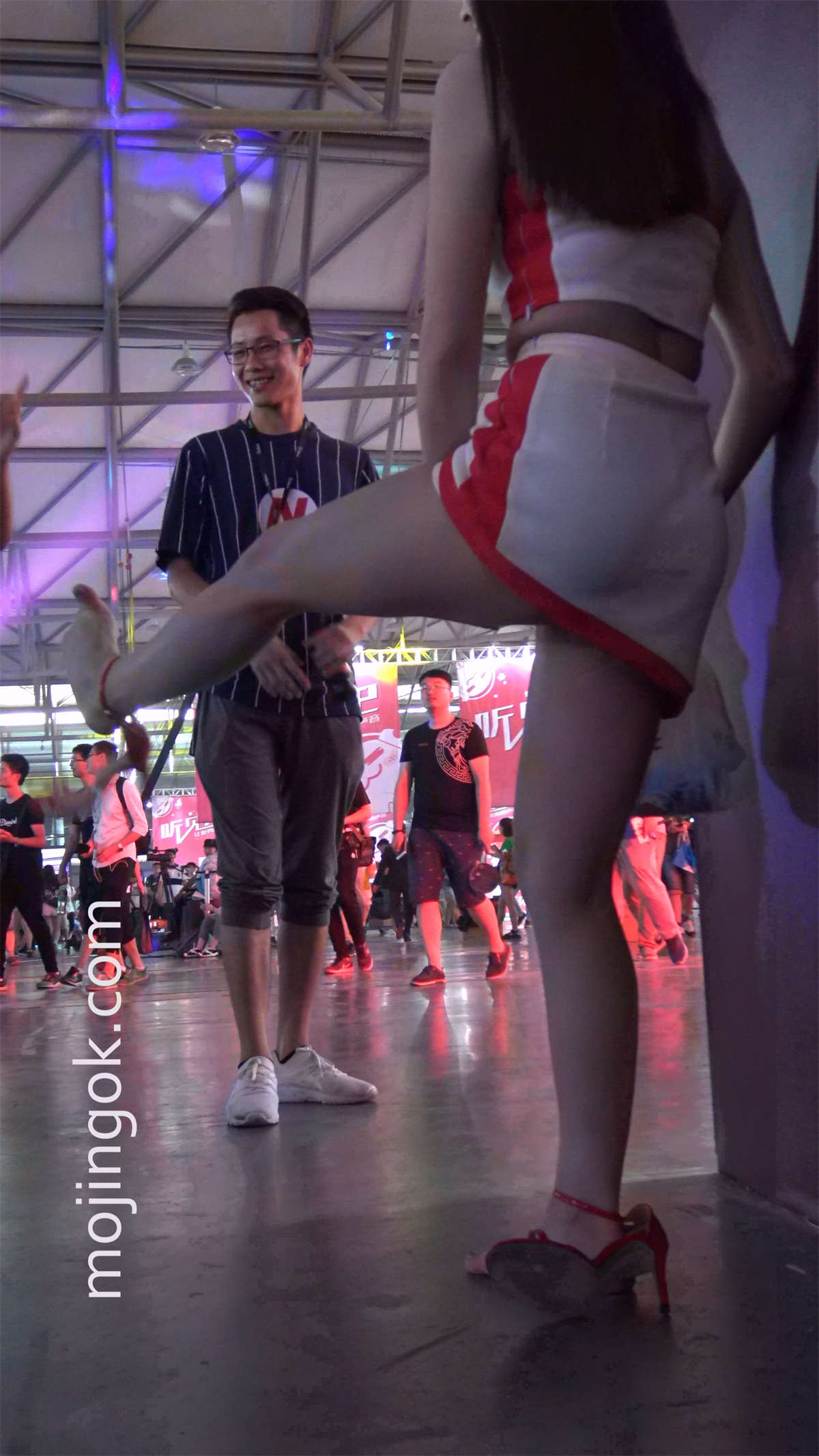 图片[2]-红高跟性感饱满月牙showgirl-日更街拍