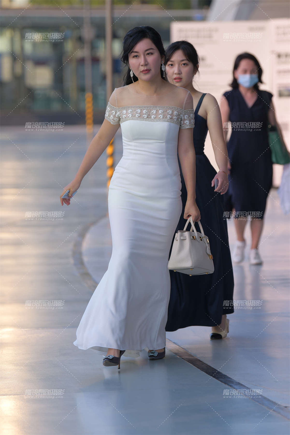 丰腴的晚装熟女-日更街拍